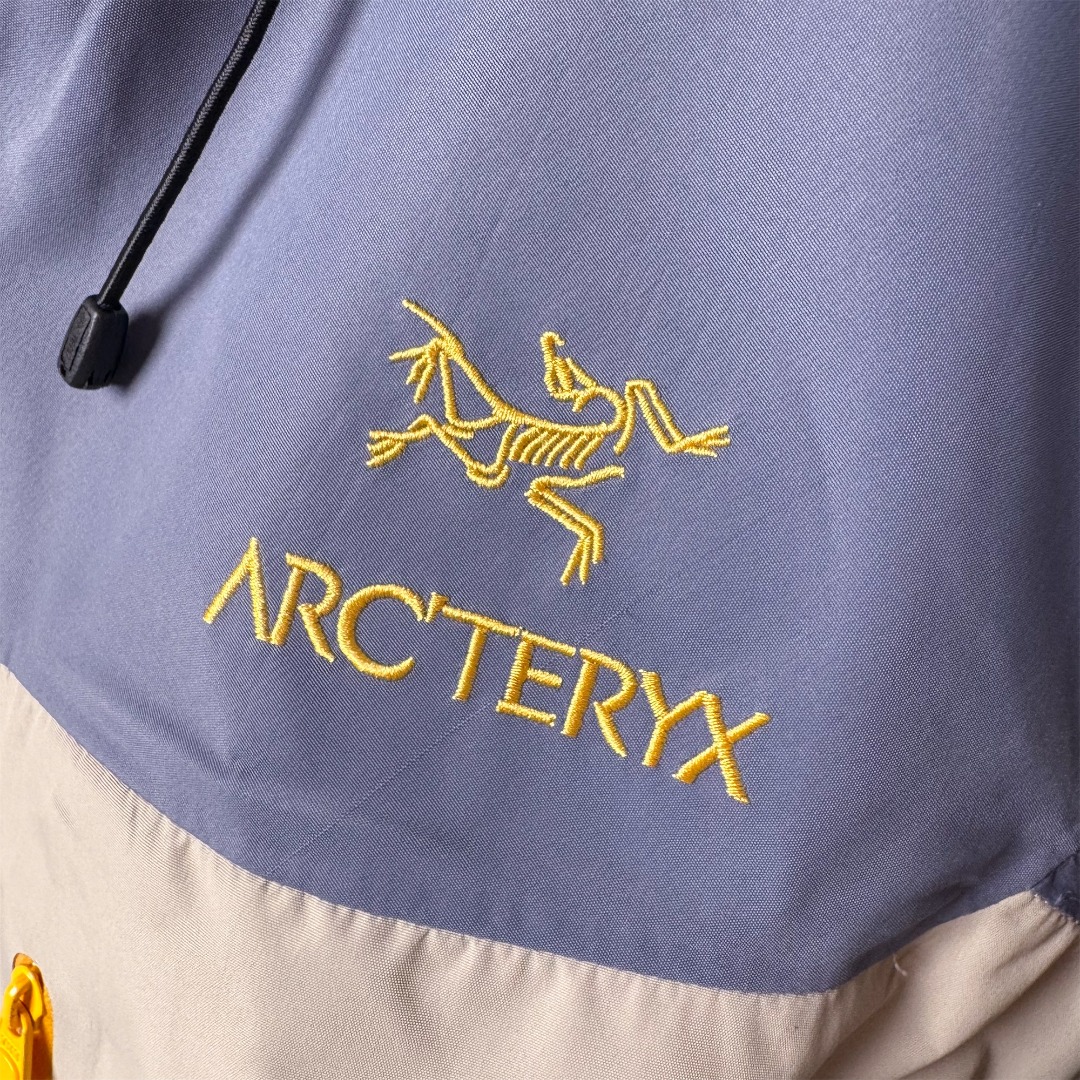 💰350
Arcteryx始祖鸟 ALPHA SV GTX 蛇年黄金蟒logo拼色硬壳户外 防水防风冲锋衣 男女同款登山夹克外套
众所周知每年始祖鸟都会以十二生肖为思路出一款联名款的新年限定,今年也不例外此次的蛇年限定胸口logo为金标衣袖上的蛇形图案也很吸睛帽子上还有蛇鳞为点缀整个衣服的颜色为金黄-深蓝-棕整体看上去很亮设计感拉满 颜色搭配也很好!
- Alpha SV JACKET 硬壳限定款Alpha SV JACKET 在袖口和内侧口袋饰有蛇形图案,
- 限定款的帽子边缘同样点缀着蛇鳞印花设计
蛇“名”所代表的坚韧精神,正如始祖鸟高山精神所倡导的无畏挑战、勇往直前。
防水:防水为国际ISO标准90(ISO4)级别达到荷叶水珠滚动效果!
面料:采用2L双层Gore-tex面料,面料表层做超高强度防水,内层覆膜,所以到达三层防水的效果,使成衣具有防水防污透气的出色效果。
工艺:压胶采用的胶水为铁金刚胶条,市面销售的潜水服就是这个牌子的胶水,区别市面普通压胶(洗几次就开胶)咱家只管放心
刺绣:进口百灵达刺绣机还原ZP。百灵达刺绣工整立体,饱满度立体感以及每个字母的神韵特点,一笔一划工工整整立体效果强烈
辅料:原版正品五金配件,字体清晰立体与正品一致
尺码:S—XL
S M L XL
胸围 110 114 118 122
摆围 104 108 112 116
冒领 56 57 58 59
衣长 69 71 73 75
肩袖长 79 81 83 85
后衣长 73 75 77 79