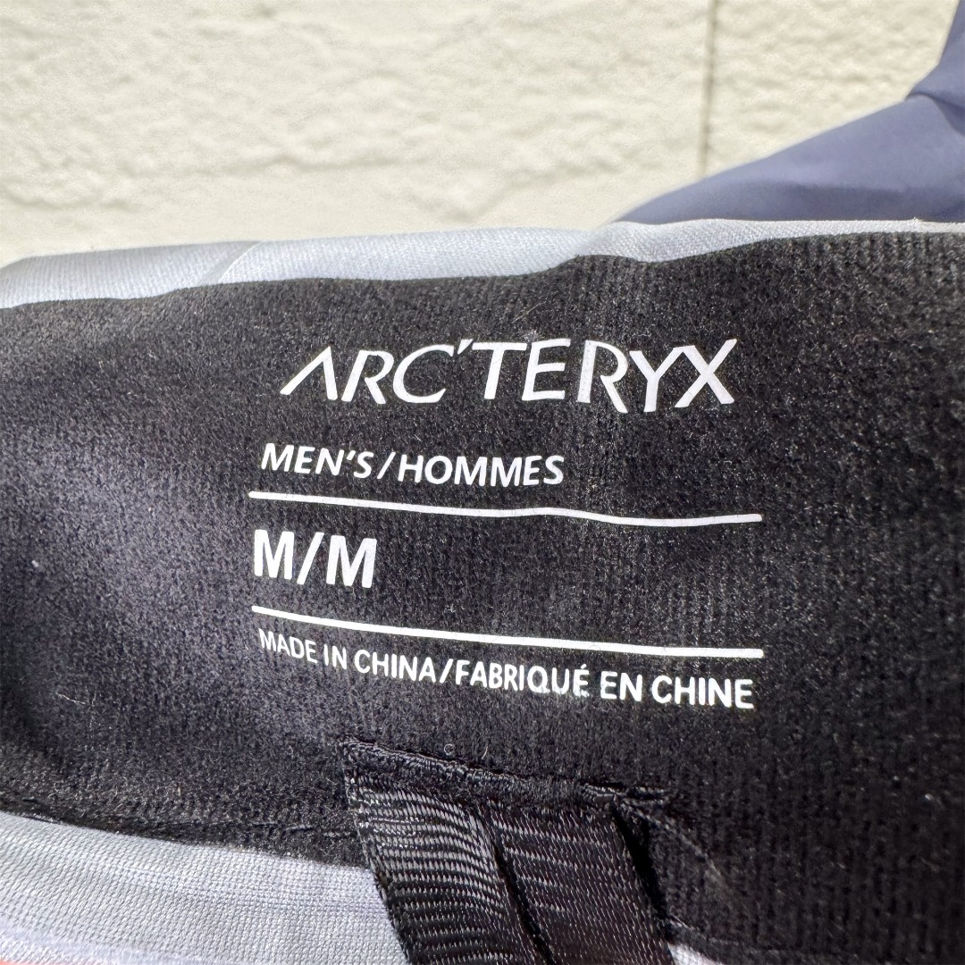 💰350
Arcteryx始祖鸟 ALPHA SV GTX 蛇年黄金蟒logo拼色硬壳户外 防水防风冲锋衣 男女同款登山夹克外套
众所周知每年始祖鸟都会以十二生肖为思路出一款联名款的新年限定,今年也不例外此次的蛇年限定胸口logo为金标衣袖上的蛇形图案也很吸睛帽子上还有蛇鳞为点缀整个衣服的颜色为金黄-深蓝-棕整体看上去很亮设计感拉满 颜色搭配也很好!
- Alpha SV JACKET 硬壳限定款Alpha SV JACKET 在袖口和内侧口袋饰有蛇形图案,
- 限定款的帽子边缘同样点缀着蛇鳞印花设计
蛇“名”所代表的坚韧精神,正如始祖鸟高山精神所倡导的无畏挑战、勇往直前。
防水:防水为国际ISO标准90(ISO4)级别达到荷叶水珠滚动效果!
面料:采用2L双层Gore-tex面料,面料表层做超高强度防水,内层覆膜,所以到达三层防水的效果,使成衣具有防水防污透气的出色效果。
工艺:压胶采用的胶水为铁金刚胶条,市面销售的潜水服就是这个牌子的胶水,区别市面普通压胶(洗几次就开胶)咱家只管放心
刺绣:进口百灵达刺绣机还原ZP。百灵达刺绣工整立体,饱满度立体感以及每个字母的神韵特点,一笔一划工工整整立体效果强烈
辅料:原版正品五金配件,字体清晰立体与正品一致
尺码:S—XL
S M L XL
胸围 110 114 118 122
摆围 104 108 112 116
冒领 56 57 58 59
衣长 69 71 73 75
肩袖长 79 81 83 85
后衣长 73 75 77 79