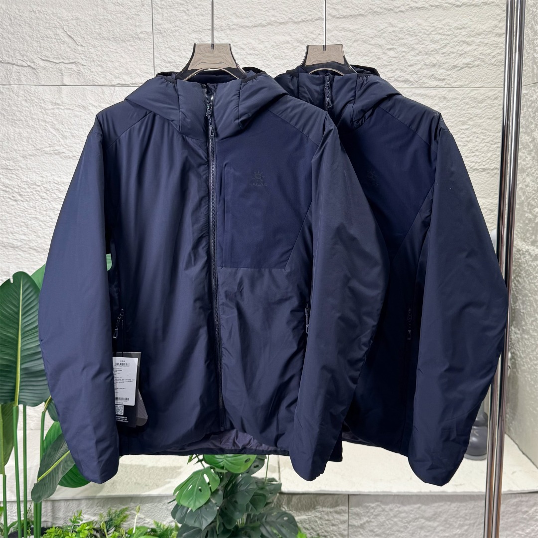 💰280
凯乐石 𝐊𝐀𝐈𝐋𝐀𝐒|RH80连帽棉服男女同款轻薄羽绒棉服收纳户外U型头枕
这不是一件普通棉服,这是一件可以动态保暖的棉服:
静态时可以应对户外严寒湿冷环境,动态大运动量时透气不闷热
👔衣服品牌|型号:凯乐石| RH80连帽
三防:防泼水 抗油污 易清洁
科技棉代表品牌:PRIMALOFT P棉经典系列
特征:具有密集排列的短纤维
保暖:高
可压缩性:高
舒适性:较高
耐用性:较高
为什么要穿户外棉服?
1.减轻负重
2.暖且不过热,活动时具有透气性
隐藏功能:内藏U型枕袋,可把棉服装进枕袋供休息时用
其后背易汗区配置弹力透气系统,实现快速散热;采用三防科技面料,可防泼水、抗油污、易清洁;内胸袋配可拆卸U型枕收纳,贴心出行;根据人体热能分布图,科学配比充棉克重,轻量保暖不显期肿;人体工学立体裁剪,180°抬手,运动无阻
在严寒山野,迎着冷风,你需要一份保护。
即使汗湿内衣,它也能保持你暖和,无惧寒冷。
高山攀登,湿雪漫天,它为你抵挡风雪,始终舒适。
无论是攀登高峰还是漫步林间,每一个设计,都是为了让你在户外尽情享受,心无旁骛。
颜色:藏青
尺码:S M L XL 2XL
肩宽 胸围 衣长 袖长
S: 43.6 107 67 62.8
M: 44.8 111 69 64.4
L: 46 115 71 66
XL: 47.2 119 73 67.6
XXL:48.7 124 74.5 68.6