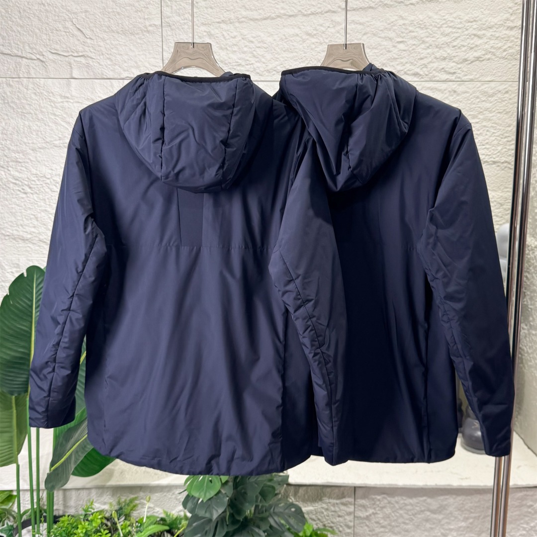 💰280
凯乐石 𝐊𝐀𝐈𝐋𝐀𝐒|RH80连帽棉服男女同款轻薄羽绒棉服收纳户外U型头枕
这不是一件普通棉服,这是一件可以动态保暖的棉服:
静态时可以应对户外严寒湿冷环境,动态大运动量时透气不闷热
👔衣服品牌|型号:凯乐石| RH80连帽
三防:防泼水 抗油污 易清洁
科技棉代表品牌:PRIMALOFT P棉经典系列
特征:具有密集排列的短纤维
保暖:高
可压缩性:高
舒适性:较高
耐用性:较高
为什么要穿户外棉服?
1.减轻负重
2.暖且不过热,活动时具有透气性
隐藏功能:内藏U型枕袋,可把棉服装进枕袋供休息时用
其后背易汗区配置弹力透气系统,实现快速散热;采用三防科技面料,可防泼水、抗油污、易清洁;内胸袋配可拆卸U型枕收纳,贴心出行;根据人体热能分布图,科学配比充棉克重,轻量保暖不显期肿;人体工学立体裁剪,180°抬手,运动无阻
在严寒山野,迎着冷风,你需要一份保护。
即使汗湿内衣,它也能保持你暖和,无惧寒冷。
高山攀登,湿雪漫天,它为你抵挡风雪,始终舒适。
无论是攀登高峰还是漫步林间,每一个设计,都是为了让你在户外尽情享受,心无旁骛。
颜色:藏青
尺码:S M L XL 2XL
肩宽 胸围 衣长 袖长
S: 43.6 107 67 62.8
M: 44.8 111 69 64.4
L: 46 115 71 66
XL: 47.2 119 73 67.6
XXL:48.7 124 74.5 68.6