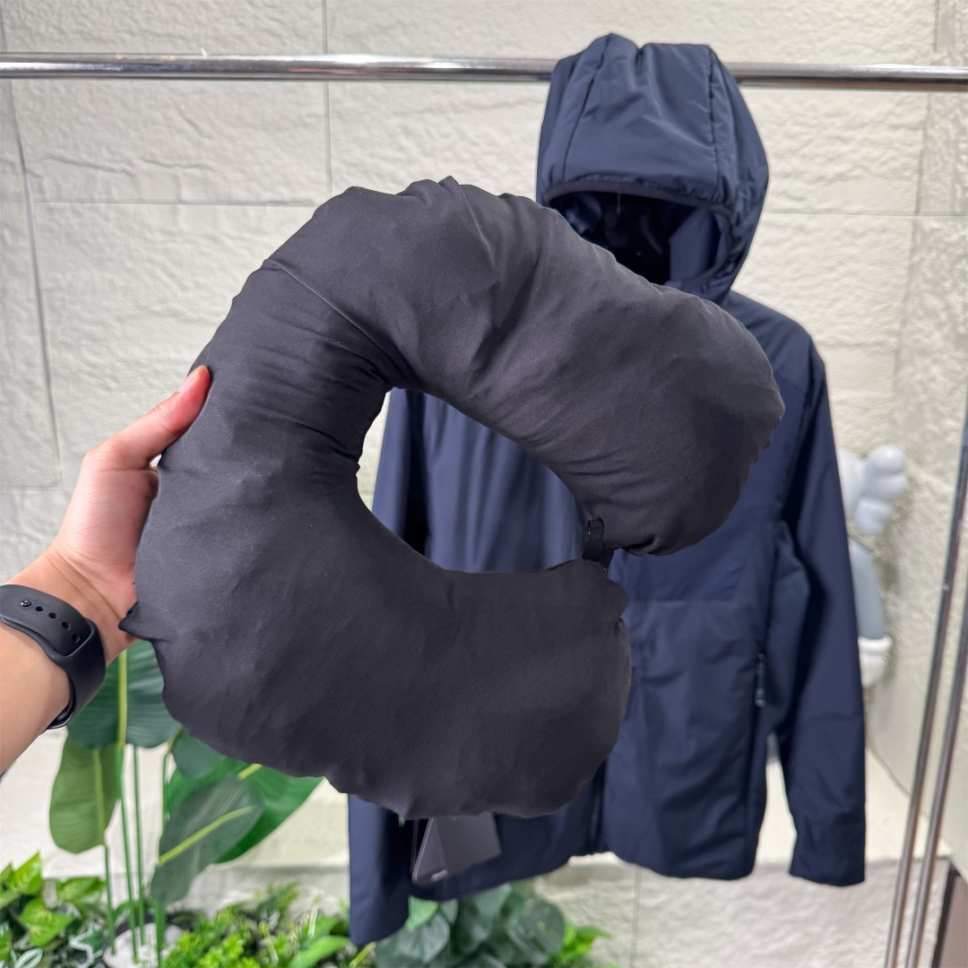 💰280
凯乐石 𝐊𝐀𝐈𝐋𝐀𝐒|RH80连帽棉服男女同款轻薄羽绒棉服收纳户外U型头枕
这不是一件普通棉服,这是一件可以动态保暖的棉服:
静态时可以应对户外严寒湿冷环境,动态大运动量时透气不闷热
👔衣服品牌|型号:凯乐石| RH80连帽
三防:防泼水 抗油污 易清洁
科技棉代表品牌:PRIMALOFT P棉经典系列
特征:具有密集排列的短纤维
保暖:高
可压缩性:高
舒适性:较高
耐用性:较高
为什么要穿户外棉服?
1.减轻负重
2.暖且不过热,活动时具有透气性
隐藏功能:内藏U型枕袋,可把棉服装进枕袋供休息时用
其后背易汗区配置弹力透气系统,实现快速散热;采用三防科技面料,可防泼水、抗油污、易清洁;内胸袋配可拆卸U型枕收纳,贴心出行;根据人体热能分布图,科学配比充棉克重,轻量保暖不显期肿;人体工学立体裁剪,180°抬手,运动无阻
在严寒山野,迎着冷风,你需要一份保护。
即使汗湿内衣,它也能保持你暖和,无惧寒冷。
高山攀登,湿雪漫天,它为你抵挡风雪,始终舒适。
无论是攀登高峰还是漫步林间,每一个设计,都是为了让你在户外尽情享受,心无旁骛。
颜色:藏青
尺码:S M L XL 2XL
肩宽 胸围 衣长 袖长
S: 43.6 107 67 62.8
M: 44.8 111 69 64.4
L: 46 115 71 66
XL: 47.2 119 73 67.6
XXL:48.7 124 74.5 68.6