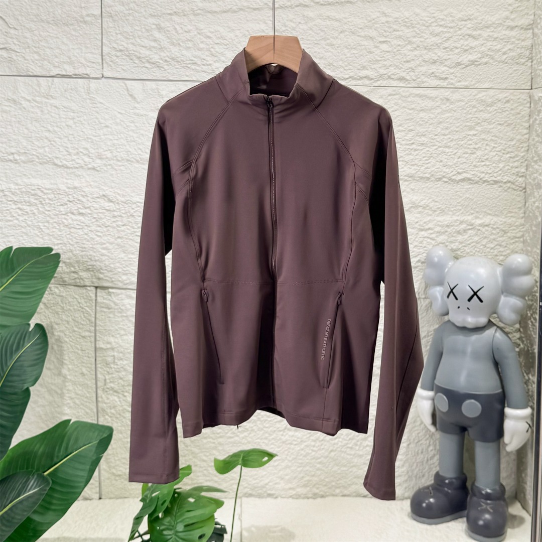 💰150 独家臻品
DESCENTE/迪桑特女款瑜伽服健身衣,运动休闲拉链外套女士针织运动上衣紧身速干外套。
颜色:咖色 黑色
尺码:M L XL 2XL
M L XL 2XL
衣长:58 60 62 64
胸围:90 94 98 102
肩宽:69 71 74 76
M推荐90-110斤
L推荐110-120斤
XL推荐120-140斤
XXL推荐140-150斤