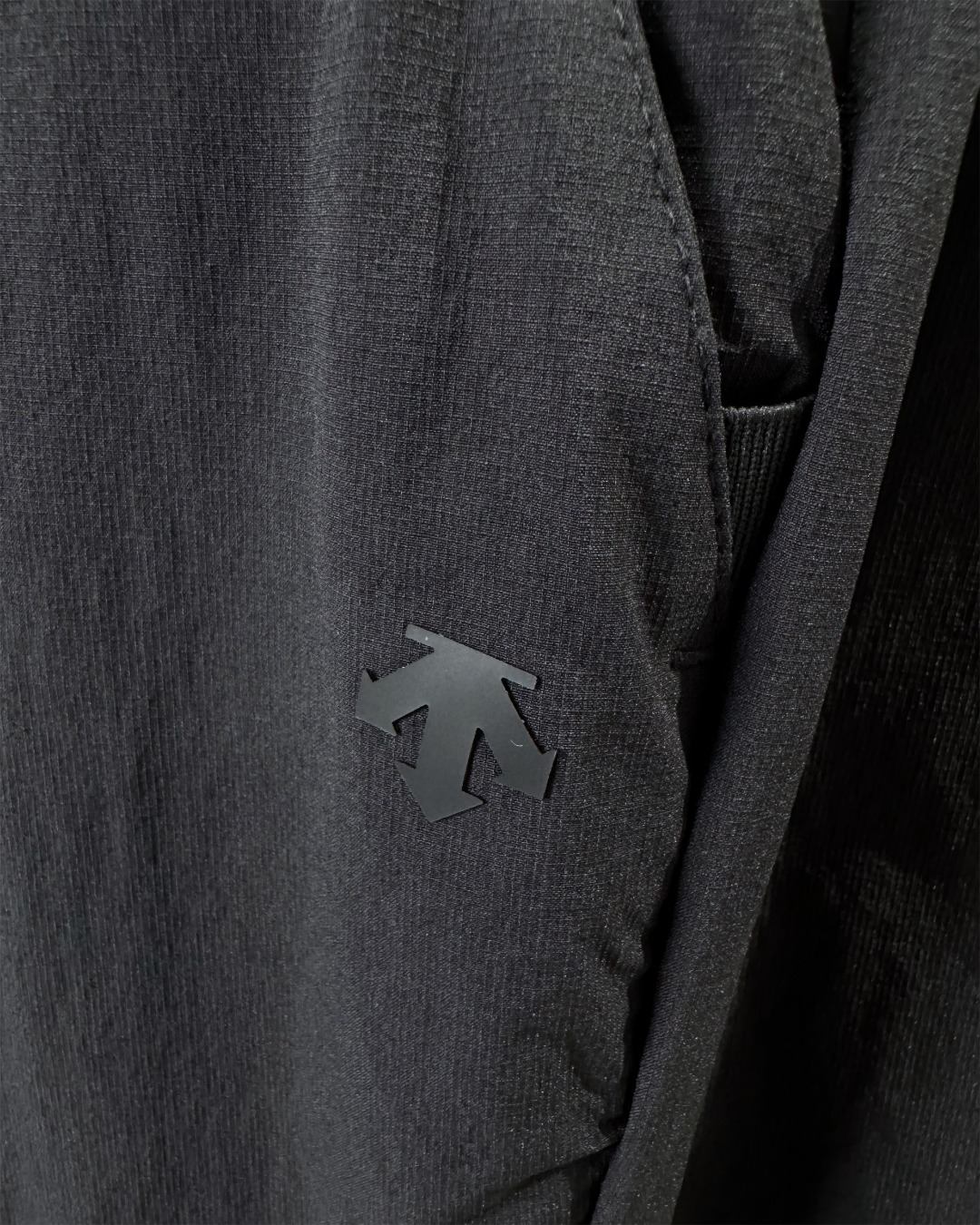 💰175
      DESCENTE/ 迪桑特女款户外运动休闲长裤女士高尔夫喇叭裤开衩设计！梭织四面弹瑜伽裤阔腿裤。

颜色：黑色

尺码：S M L XL 

           S    M     L    XL
裤长：94  96   98  100
腰围：71  75   79   83
臀围：89  93   97  101
