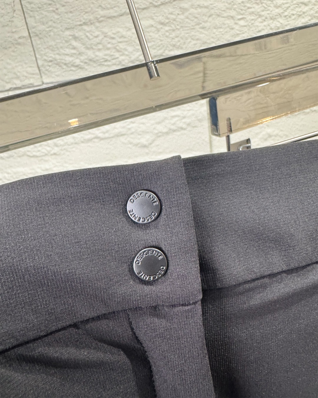 💰175
      DESCENTE/ 迪桑特女款户外运动休闲长裤女士高尔夫喇叭裤开衩设计！梭织四面弹瑜伽裤阔腿裤。

颜色：黑色

尺码：S M L XL 

           S    M     L    XL
裤长：94  96   98  100
腰围：71  75   79   83
臀围：89  93   97  101
