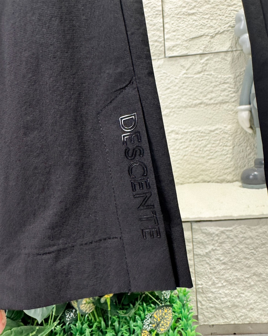 💰175
      DESCENTE/ 迪桑特女款户外运动休闲长裤女士高尔夫喇叭裤开衩设计！梭织四面弹瑜伽裤阔腿裤。

颜色：黑色

尺码：S M L XL 

           S    M     L    XL
裤长：94  96   98  100
腰围：71  75   79   83
臀围：89  93   97  101
