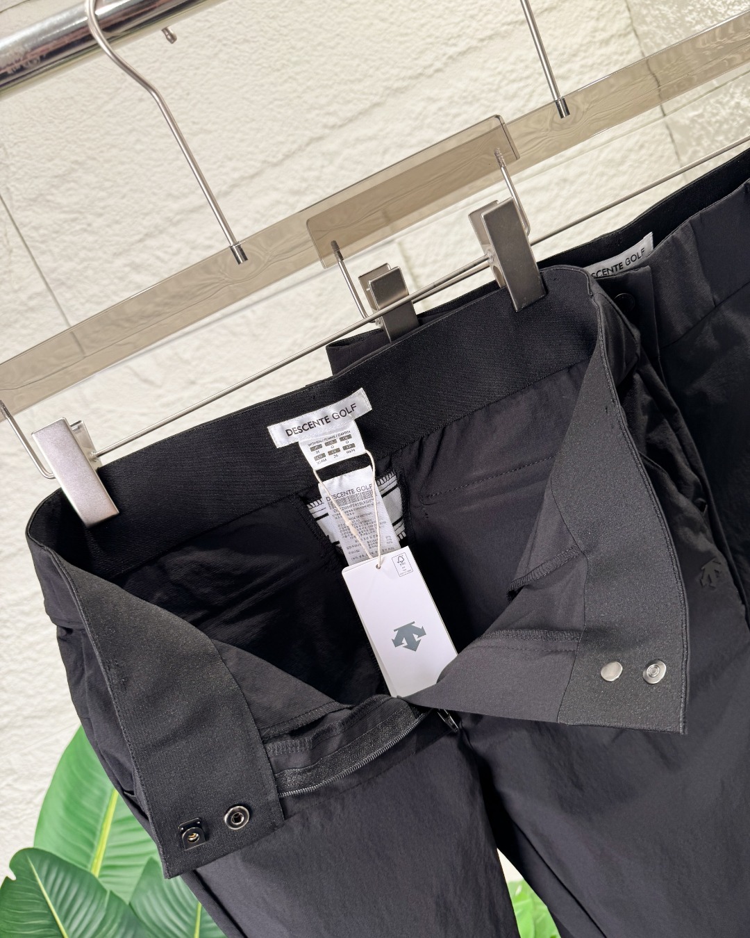 💰175
      DESCENTE/ 迪桑特女款户外运动休闲长裤女士高尔夫喇叭裤开衩设计！梭织四面弹瑜伽裤阔腿裤。

颜色：黑色

尺码：S M L XL 

           S    M     L    XL
裤长：94  96   98  100
腰围：71  75   79   83
臀围：89  93   97  101
