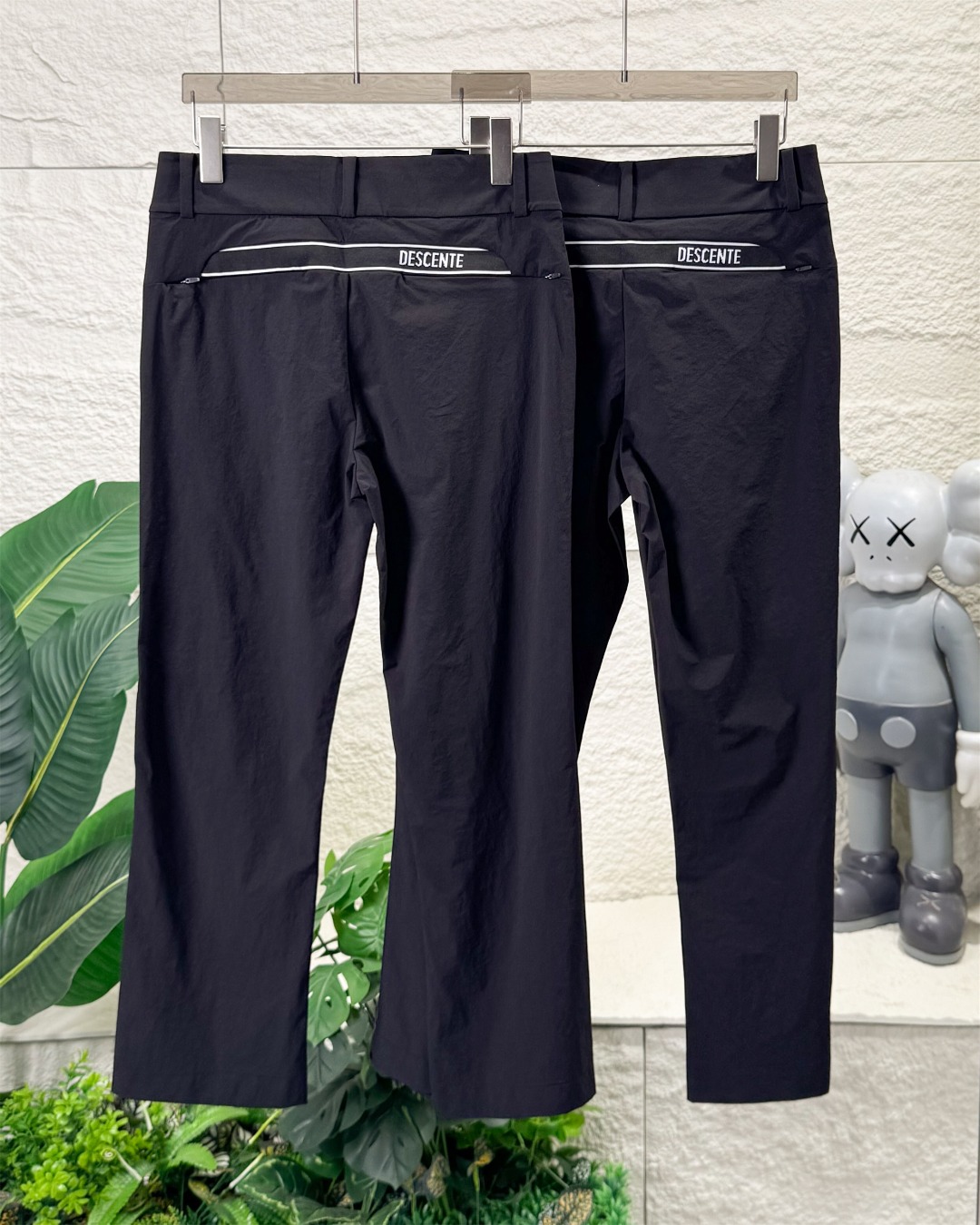 💰175
      DESCENTE/ 迪桑特女款户外运动休闲长裤女士高尔夫喇叭裤开衩设计！梭织四面弹瑜伽裤阔腿裤。

颜色：黑色

尺码：S M L XL 

           S    M     L    XL
裤长：94  96   98  100
腰围：71  75   79   83
臀围：89  93   97  101
