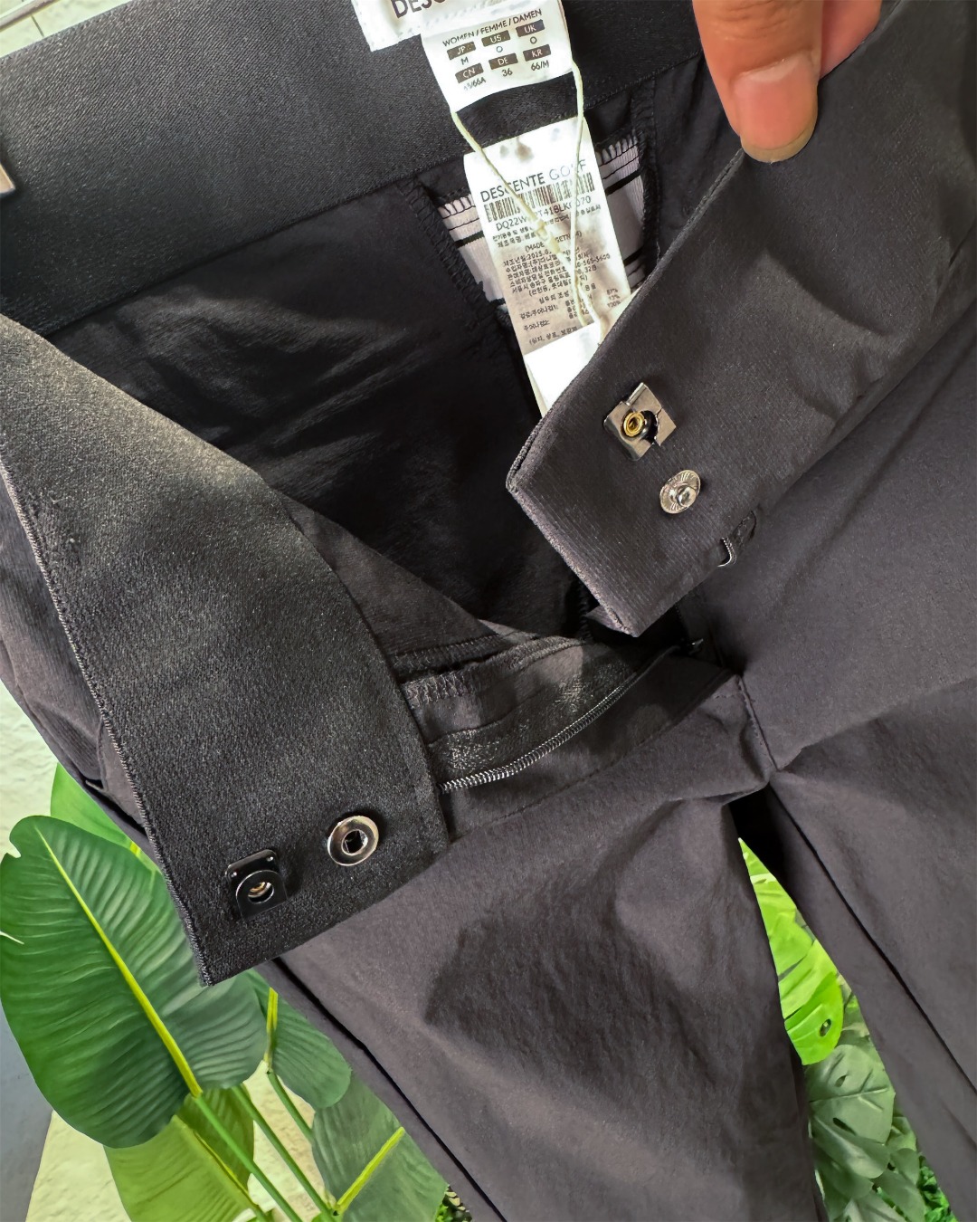 💰175
      DESCENTE/ 迪桑特女款户外运动休闲长裤女士高尔夫喇叭裤开衩设计！梭织四面弹瑜伽裤阔腿裤。

颜色：黑色

尺码：S M L XL 

           S    M     L    XL
裤长：94  96   98  100
腰围：71  75   79   83
臀围：89  93   97  101
