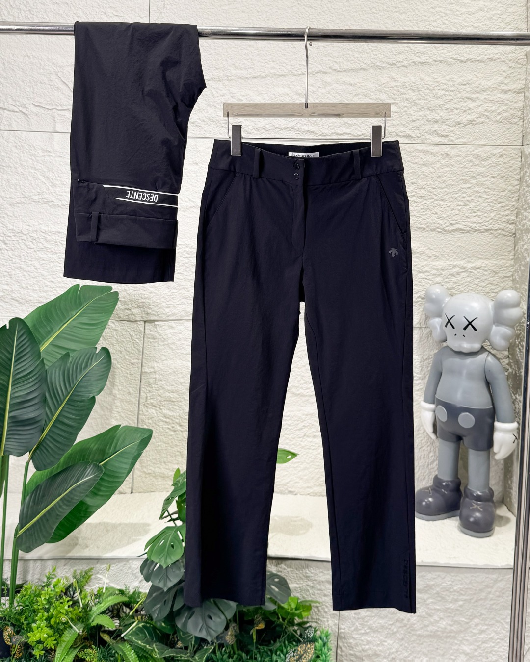 💰175
      DESCENTE/ 迪桑特女款户外运动休闲长裤女士高尔夫喇叭裤开衩设计！梭织四面弹瑜伽裤阔腿裤。

颜色：黑色

尺码：S M L XL 

           S    M     L    XL
裤长：94  96   98  100
腰围：71  75   79   83
臀围：89  93   97  101
