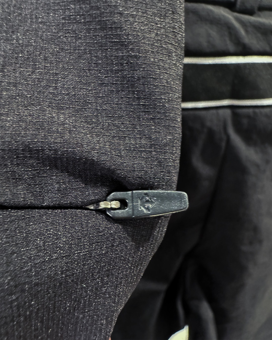 💰175
      DESCENTE/ 迪桑特女款户外运动休闲长裤女士高尔夫喇叭裤开衩设计！梭织四面弹瑜伽裤阔腿裤。

颜色：黑色

尺码：S M L XL 

           S    M     L    XL
裤长：94  96   98  100
腰围：71  75   79   83
臀围：89  93   97  101
