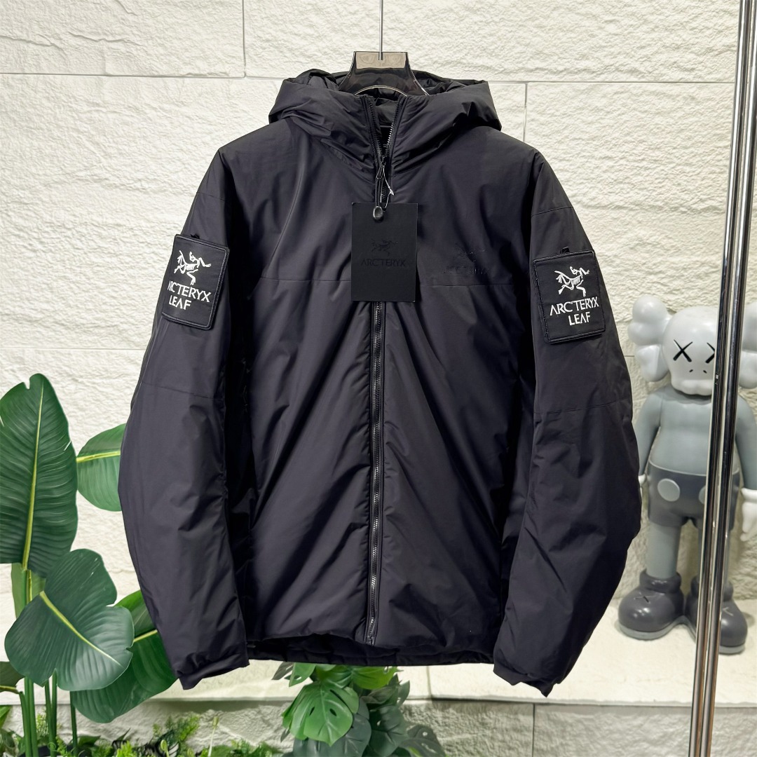  💰450 《魔术贴可撕随机送》
    Arcteryx/始祖鸟男女款军鸟棉服 Leaf Cold  Gen 2 防风保暖连帽棉服 冬季 情侣款军版向导级防风软壳厚棉服!这款外层用了N40p WINDSTOPPER 2L面料，填充Coreloft 100克级保暖棉，填补了军鸟中等厚度棉服的空白。属于Cold  系列的有帽版本，全防风，很好的保暖，穿着轻巧舒适是其主要特点！一般作为外套使用，搭配其他中层和内衣使用。衣服面料为大名鼎鼎的windstopper面料,n40p 面料柔软度介于老款的Gossamera和Fusion的WS。所以既可用于外套，也可以搭配冲锋衣中间层使用. 特点： 1：外层WINDSTOPPER面料全防风，并有一定的防泼水，露，雪等能力，柔软度和耐用性均衡。填充材料Coreloft 有优秀的暖重比和热绝缘效率，易压缩性。拒水性很好。 2：内部腰部收紧拉链竖直设计最大效果防止和战术腰带发生钩挂和磨损。 3：肩部和手肘立体剪裁，具有优秀的运动性，不影响各种战术动作。 4：内部有一个带拉链的胸袋，外部有两个带拉链的插手袋，里面有开口可保证通讯线缆通过。左右双臂都有带拉链的臂袋，里面有挂环，可以利用臂袋存放物品。
顶级配置1:1面料 做工，棉服！低调奢华，保暖性不输羽绒！

颜色：黑色  灰色 鳄鱼色  迷彩色  绿色

尺码：XS S M L XL 2XL

           XS    S      M     L     XL    2XL
衣长：72     74    76    78    80    82  
肩宽：51     52    54    55    57    58
袖长：64     66    67    69    70    72
胸围：118  122  126  130  134  138