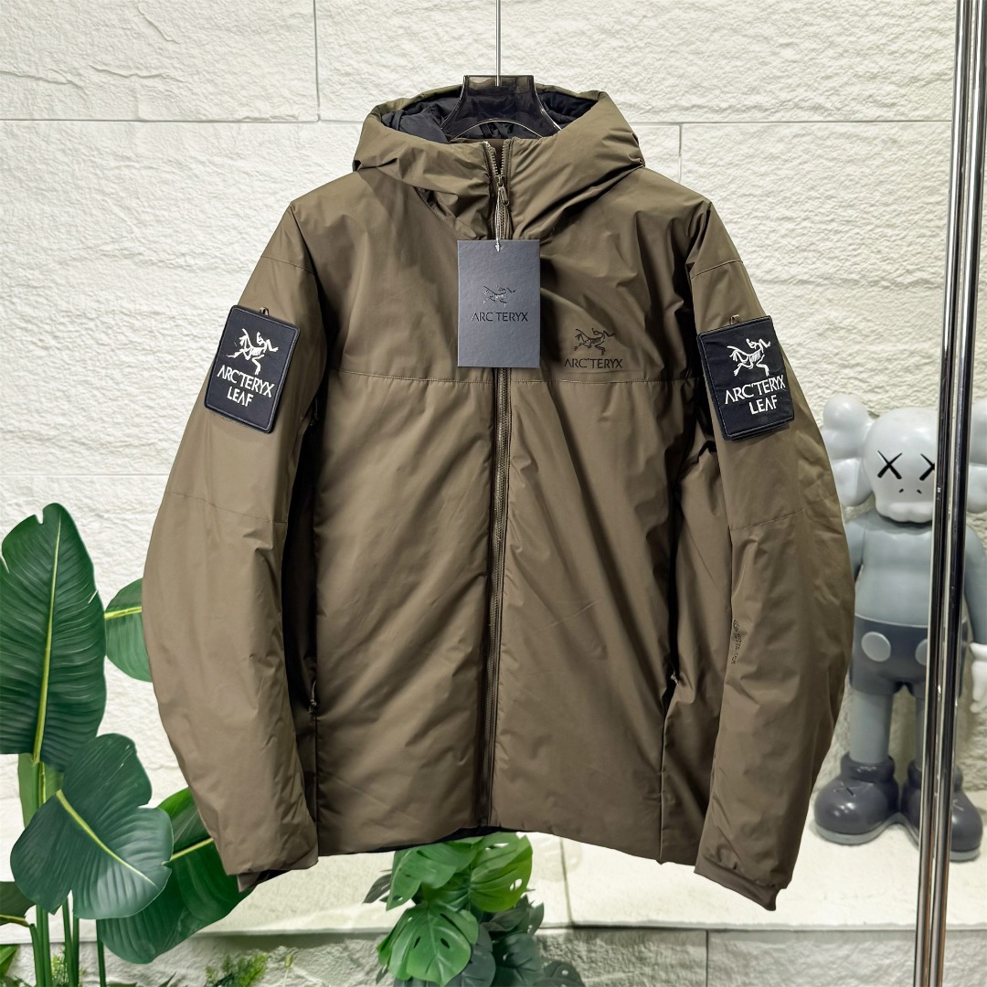  💰450 《魔术贴可撕随机送》
    Arcteryx/始祖鸟男女款军鸟棉服 Leaf Cold  Gen 2 防风保暖连帽棉服 冬季 情侣款军版向导级防风软壳厚棉服!这款外层用了N40p WINDSTOPPER 2L面料，填充Coreloft 100克级保暖棉，填补了军鸟中等厚度棉服的空白。属于Cold  系列的有帽版本，全防风，很好的保暖，穿着轻巧舒适是其主要特点！一般作为外套使用，搭配其他中层和内衣使用。衣服面料为大名鼎鼎的windstopper面料,n40p 面料柔软度介于老款的Gossamera和Fusion的WS。所以既可用于外套，也可以搭配冲锋衣中间层使用. 特点： 1：外层WINDSTOPPER面料全防风，并有一定的防泼水，露，雪等能力，柔软度和耐用性均衡。填充材料Coreloft 有优秀的暖重比和热绝缘效率，易压缩性。拒水性很好。 2：内部腰部收紧拉链竖直设计最大效果防止和战术腰带发生钩挂和磨损。 3：肩部和手肘立体剪裁，具有优秀的运动性，不影响各种战术动作。 4：内部有一个带拉链的胸袋，外部有两个带拉链的插手袋，里面有开口可保证通讯线缆通过。左右双臂都有带拉链的臂袋，里面有挂环，可以利用臂袋存放物品。
顶级配置1:1面料 做工，棉服！低调奢华，保暖性不输羽绒！

颜色：黑色  灰色 鳄鱼色  迷彩色  绿色

尺码：XS S M L XL 2XL

           XS    S      M     L     XL    2XL
衣长：72     74    76    78    80    82  
肩宽：51     52    54    55    57    58
袖长：64     66    67    69    70    72
胸围：118  122  126  130  134  138