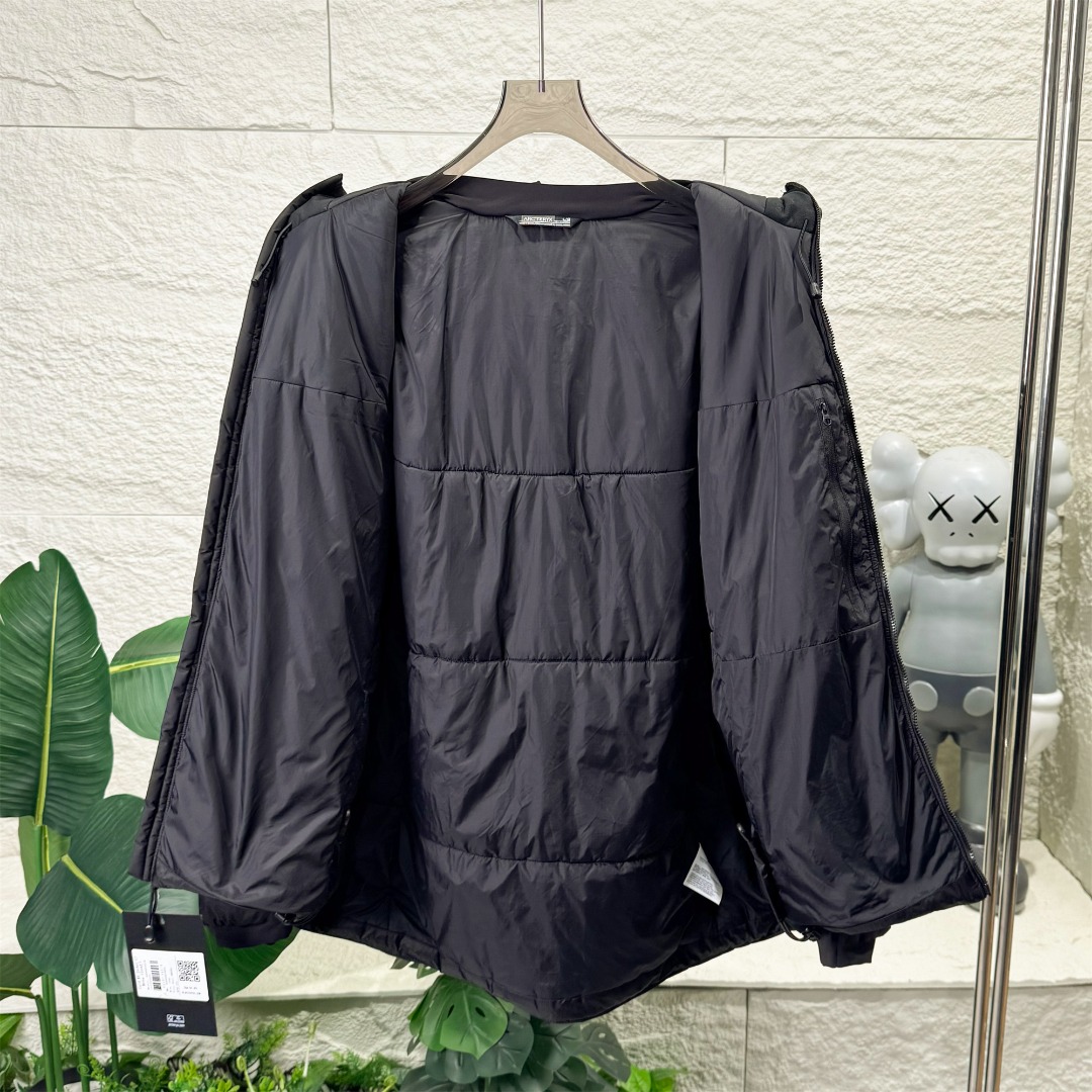  💰450 《魔术贴可撕随机送》
    Arcteryx/始祖鸟男女款军鸟棉服 Leaf Cold  Gen 2 防风保暖连帽棉服 冬季 情侣款军版向导级防风软壳厚棉服!这款外层用了N40p WINDSTOPPER 2L面料，填充Coreloft 100克级保暖棉，填补了军鸟中等厚度棉服的空白。属于Cold  系列的有帽版本，全防风，很好的保暖，穿着轻巧舒适是其主要特点！一般作为外套使用，搭配其他中层和内衣使用。衣服面料为大名鼎鼎的windstopper面料,n40p 面料柔软度介于老款的Gossamera和Fusion的WS。所以既可用于外套，也可以搭配冲锋衣中间层使用. 特点： 1：外层WINDSTOPPER面料全防风，并有一定的防泼水，露，雪等能力，柔软度和耐用性均衡。填充材料Coreloft 有优秀的暖重比和热绝缘效率，易压缩性。拒水性很好。 2：内部腰部收紧拉链竖直设计最大效果防止和战术腰带发生钩挂和磨损。 3：肩部和手肘立体剪裁，具有优秀的运动性，不影响各种战术动作。 4：内部有一个带拉链的胸袋，外部有两个带拉链的插手袋，里面有开口可保证通讯线缆通过。左右双臂都有带拉链的臂袋，里面有挂环，可以利用臂袋存放物品。
顶级配置1:1面料 做工，棉服！低调奢华，保暖性不输羽绒！

颜色：黑色  灰色 鳄鱼色  迷彩色  绿色

尺码：XS S M L XL 2XL

           XS    S      M     L     XL    2XL
衣长：72     74    76    78    80    82  
肩宽：51     52    54    55    57    58
袖长：64     66    67    69    70    72
胸围：118  122  126  130  134  138