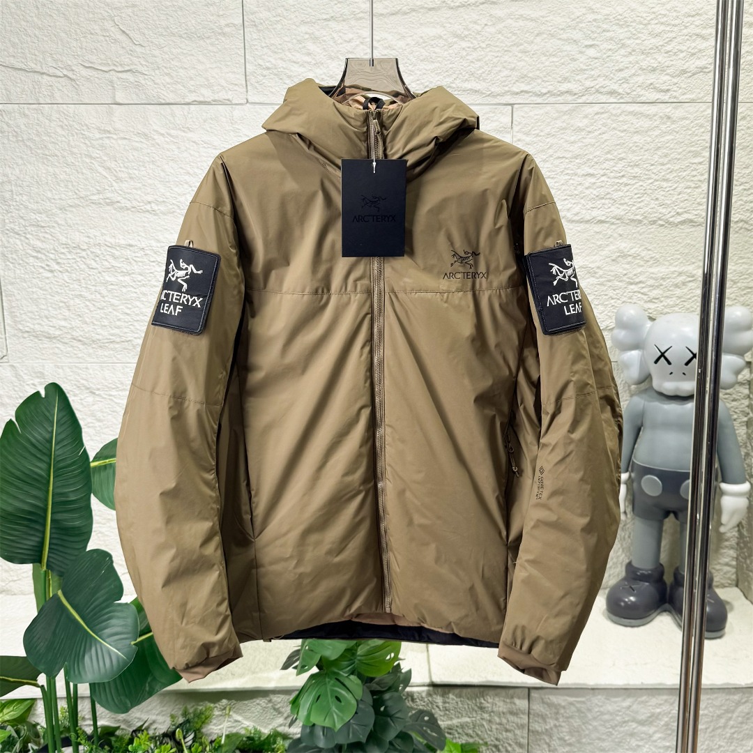  💰450 《魔术贴可撕随机送》
    Arcteryx/始祖鸟男女款军鸟棉服 Leaf Cold  Gen 2 防风保暖连帽棉服 冬季 情侣款军版向导级防风软壳厚棉服!这款外层用了N40p WINDSTOPPER 2L面料，填充Coreloft 100克级保暖棉，填补了军鸟中等厚度棉服的空白。属于Cold  系列的有帽版本，全防风，很好的保暖，穿着轻巧舒适是其主要特点！一般作为外套使用，搭配其他中层和内衣使用。衣服面料为大名鼎鼎的windstopper面料,n40p 面料柔软度介于老款的Gossamera和Fusion的WS。所以既可用于外套，也可以搭配冲锋衣中间层使用. 特点： 1：外层WINDSTOPPER面料全防风，并有一定的防泼水，露，雪等能力，柔软度和耐用性均衡。填充材料Coreloft 有优秀的暖重比和热绝缘效率，易压缩性。拒水性很好。 2：内部腰部收紧拉链竖直设计最大效果防止和战术腰带发生钩挂和磨损。 3：肩部和手肘立体剪裁，具有优秀的运动性，不影响各种战术动作。 4：内部有一个带拉链的胸袋，外部有两个带拉链的插手袋，里面有开口可保证通讯线缆通过。左右双臂都有带拉链的臂袋，里面有挂环，可以利用臂袋存放物品。
顶级配置1:1面料 做工，棉服！低调奢华，保暖性不输羽绒！

颜色：黑色  灰色 鳄鱼色  迷彩色  绿色

尺码：XS S M L XL 2XL

           XS    S      M     L     XL    2XL
衣长：72     74    76    78    80    82  
肩宽：51     52    54    55    57    58
袖长：64     66    67    69    70    72
胸围：118  122  126  130  134  138