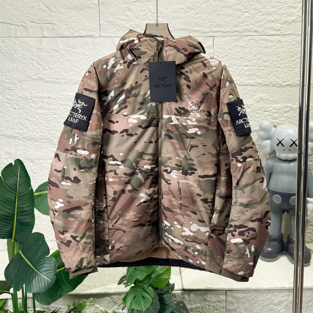  💰450 《魔术贴可撕随机送》
    Arcteryx/始祖鸟男女款军鸟棉服 Leaf Cold  Gen 2 防风保暖连帽棉服 冬季 情侣款军版向导级防风软壳厚棉服!这款外层用了N40p WINDSTOPPER 2L面料，填充Coreloft 100克级保暖棉，填补了军鸟中等厚度棉服的空白。属于Cold  系列的有帽版本，全防风，很好的保暖，穿着轻巧舒适是其主要特点！一般作为外套使用，搭配其他中层和内衣使用。衣服面料为大名鼎鼎的windstopper面料,n40p 面料柔软度介于老款的Gossamera和Fusion的WS。所以既可用于外套，也可以搭配冲锋衣中间层使用. 特点： 1：外层WINDSTOPPER面料全防风，并有一定的防泼水，露，雪等能力，柔软度和耐用性均衡。填充材料Coreloft 有优秀的暖重比和热绝缘效率，易压缩性。拒水性很好。 2：内部腰部收紧拉链竖直设计最大效果防止和战术腰带发生钩挂和磨损。 3：肩部和手肘立体剪裁，具有优秀的运动性，不影响各种战术动作。 4：内部有一个带拉链的胸袋，外部有两个带拉链的插手袋，里面有开口可保证通讯线缆通过。左右双臂都有带拉链的臂袋，里面有挂环，可以利用臂袋存放物品。
顶级配置1:1面料 做工，棉服！低调奢华，保暖性不输羽绒！

颜色：黑色  灰色 鳄鱼色  迷彩色  绿色

尺码：XS S M L XL 2XL

           XS    S      M     L     XL    2XL
衣长：72     74    76    78    80    82  
肩宽：51     52    54    55    57    58
袖长：64     66    67    69    70    72
胸围：118  122  126  130  134  138