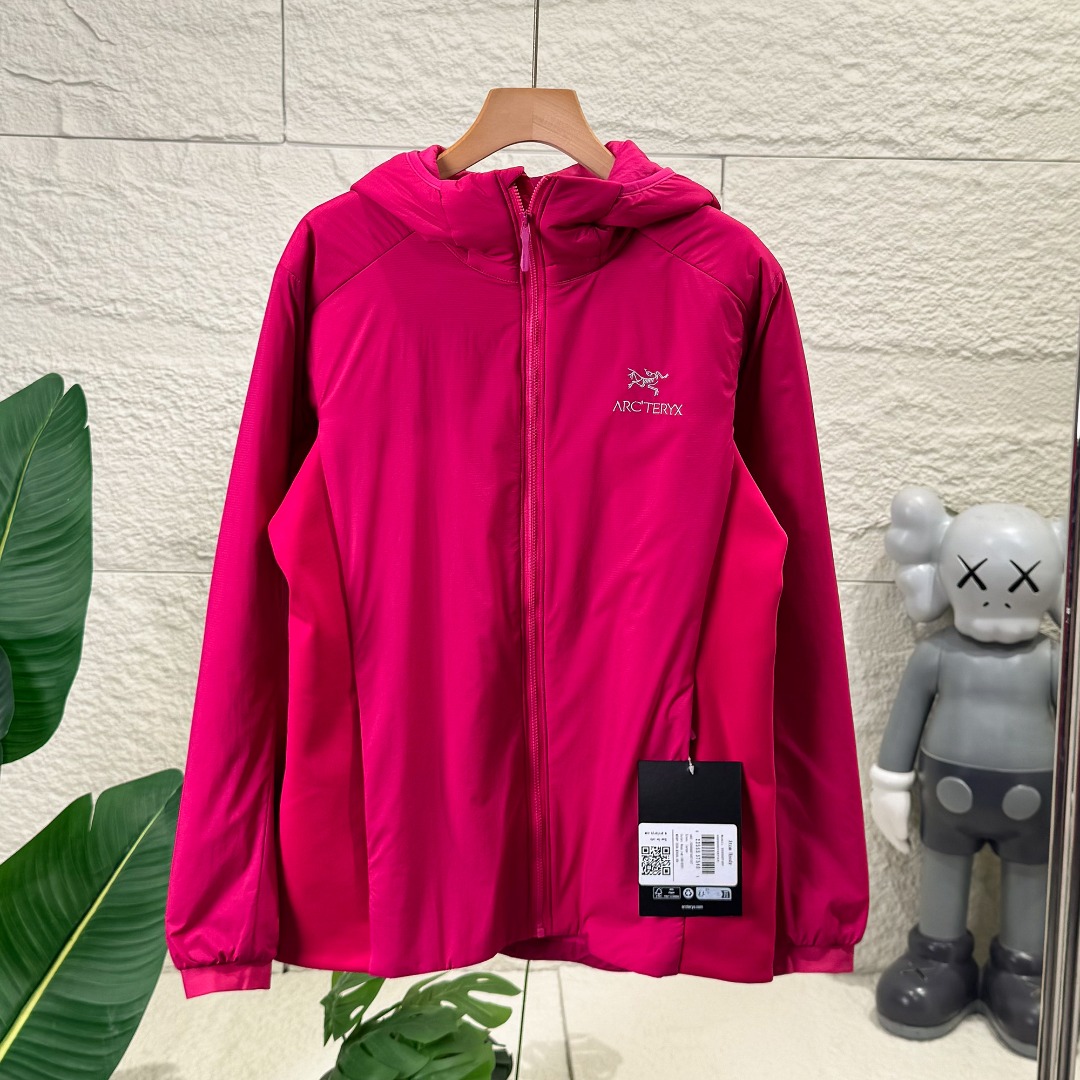 💰280 《女款阿童木》
       ARC’TERYX/始祖鸟 ATOM Atom系列 Hoody Logo女士刺绣棉服户外防水防风保暖连帽棉衣 女款羽绒棉服
贵有贵的道理，布料超级舒服，版型绝佳🤙！媲美专柜！原版开发，同款定制面料，九色定染，细节具体到袖口布，拉链，拉链头，内里布 都是一一定制！每色独有！
1️⃣面料采用 日本东丽  Tyono™ 30 旦尼尔尼龙0.15高弹66双线格(100%锦纶) (舒服柔软同时防撕裂)
DWR处理外层面料一(采用原版工艺防水处理)可抵御一定程度的雨水，保证在潮湿环境下也能有较好的穿着体验。
里料:日本东丽TORAYMRL16187婴肤尼20旦尼尔尼龙400T微皱(提高贴身透气舒适)
侧身面料:面层40D尼龙四面弹力 底层玉米粒线(排汗排湿 立体剪裁制作，衣服更加修身)
填充棉羽：Coreloft ™ 60 （60g/m3）简称 金标 C 棉，保暖性不输普通羽绒。
重量：
• Atom Hoody 整体重量相对较轻，便于携带和穿着，不会给身体带来过多的负担，适合长时间的户外活动或者日常穿着
设计细节：
• Atom Hoody 设计上较为简洁，修身剪裁，贴合身形，活动起来比较灵活自如。拼接手肘和腋下插角布的设计增加了穿着的舒适度和灵活性。
. 适用场景：
• Atom Hoody 适合在温度不是特别低的季节或者地区穿着，如春秋季节，或者在冬季不太寒冷的南方地区。也适用于多种户外活动场景，如徒步、登山、骑行等，同时也可以作为日常通勤的保暖外套

保养手册：本产品为户外产品，洗护注意事项可直接参考正品。

颜色：白色 黑银  黑金  粉色  紫色 灰色  浅蓝  深蓝 玫红

尺码：S M L XL 

          S     M     L      XL
衣长:  64   66    68    70
袖长：57   59    61    63
肩宽：41   43    44    46
胸围：96  100  104  108