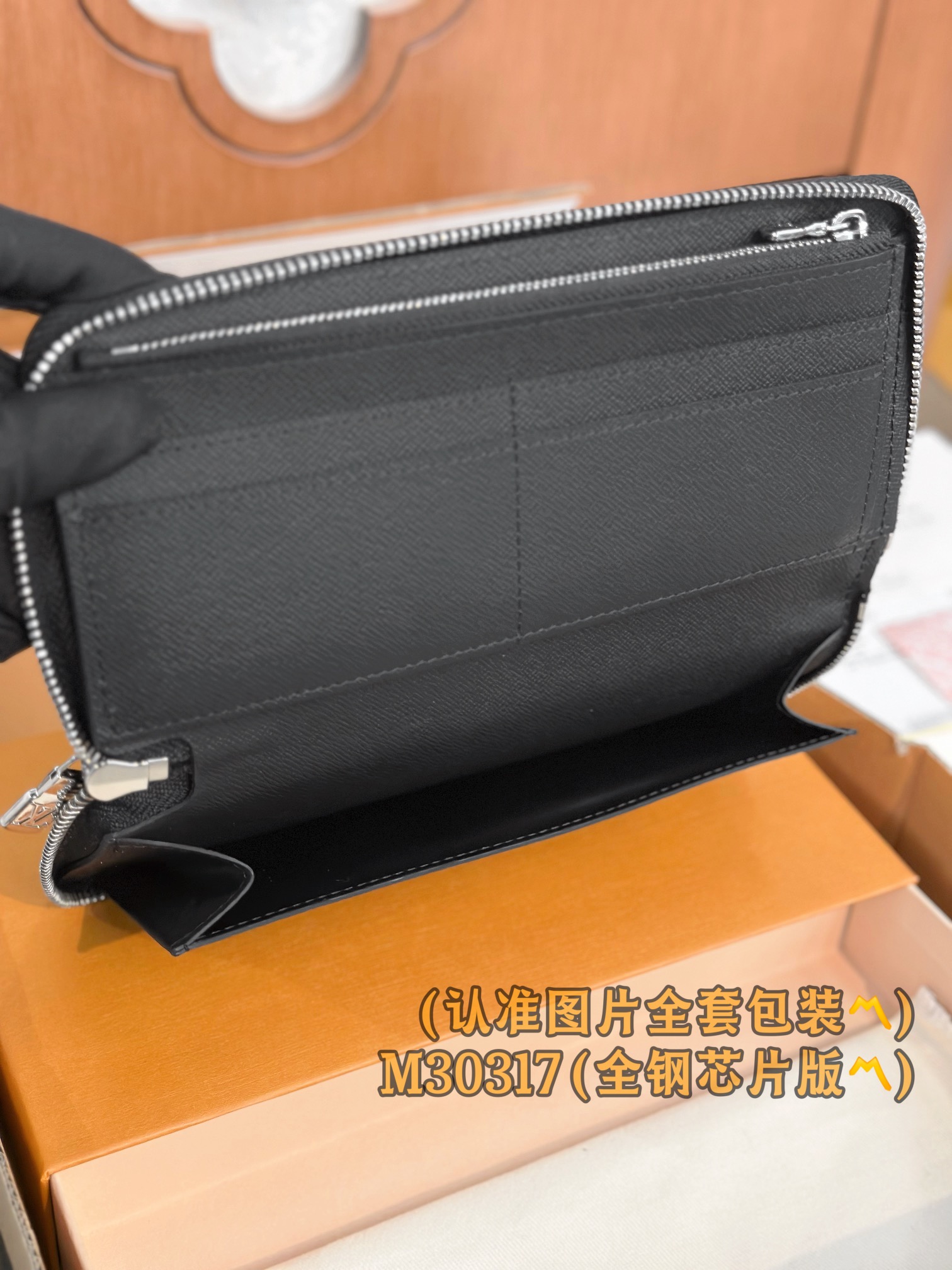 Louis Vuitton M30317 Black 10 x 20 x 2 everyday
