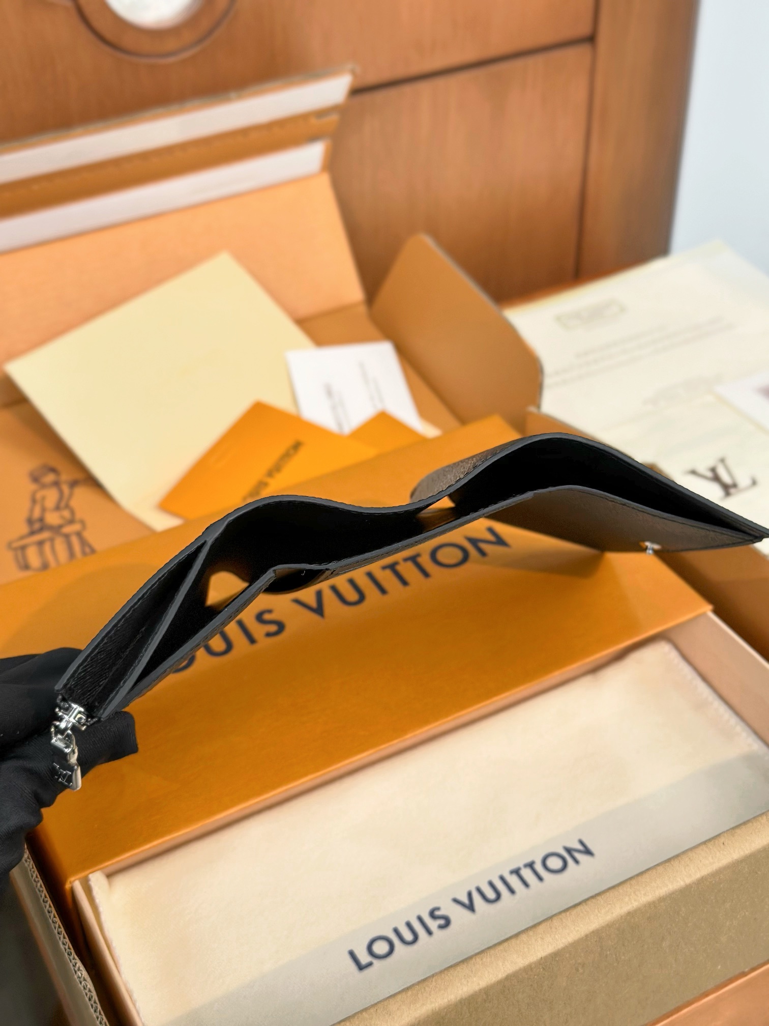  M12598 黑花 (〽️A级全钢〽️) 个性化定制版！变码芯片、Victor 錢包！這款優雅的Vic