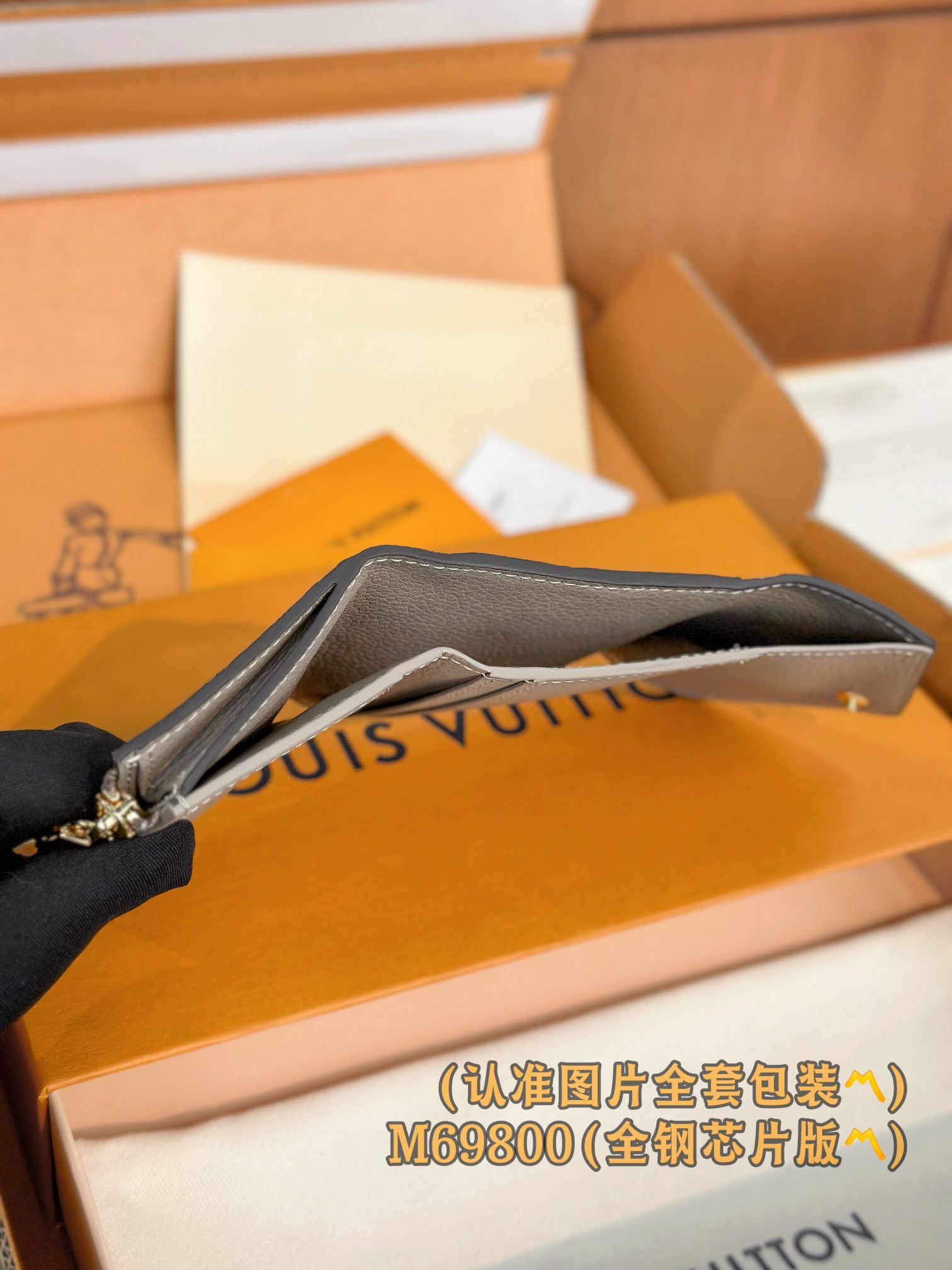  M69800 压花 (〽️A级全钢〽️) 个性化定制版！变码芯片、ZOÉ 钱夹 由柔软的 Monogr