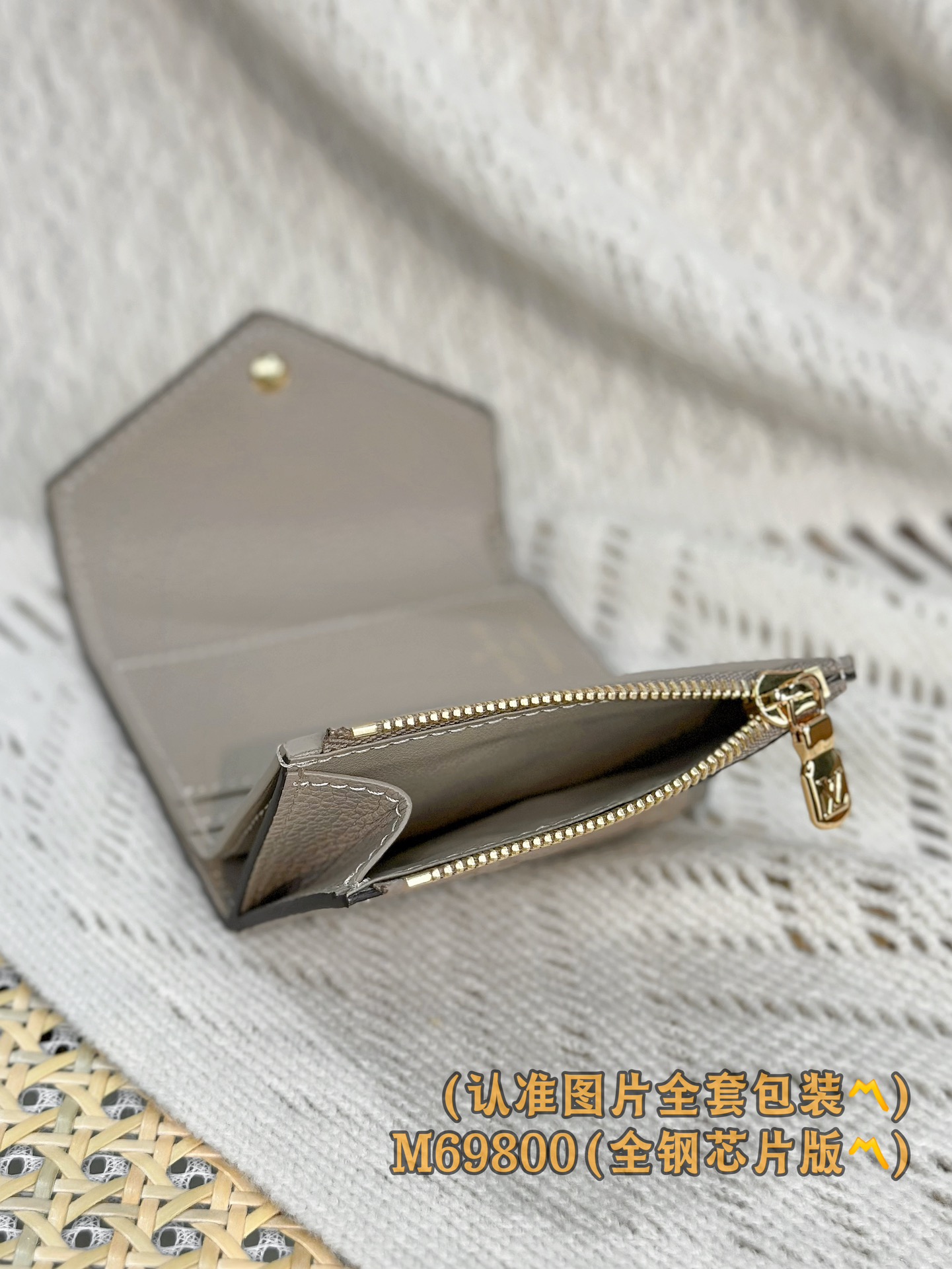  M69800 压花 (〽️A级全钢〽️) 个性化定制版！变码芯片、ZOÉ 钱夹 由柔软的 Monogr