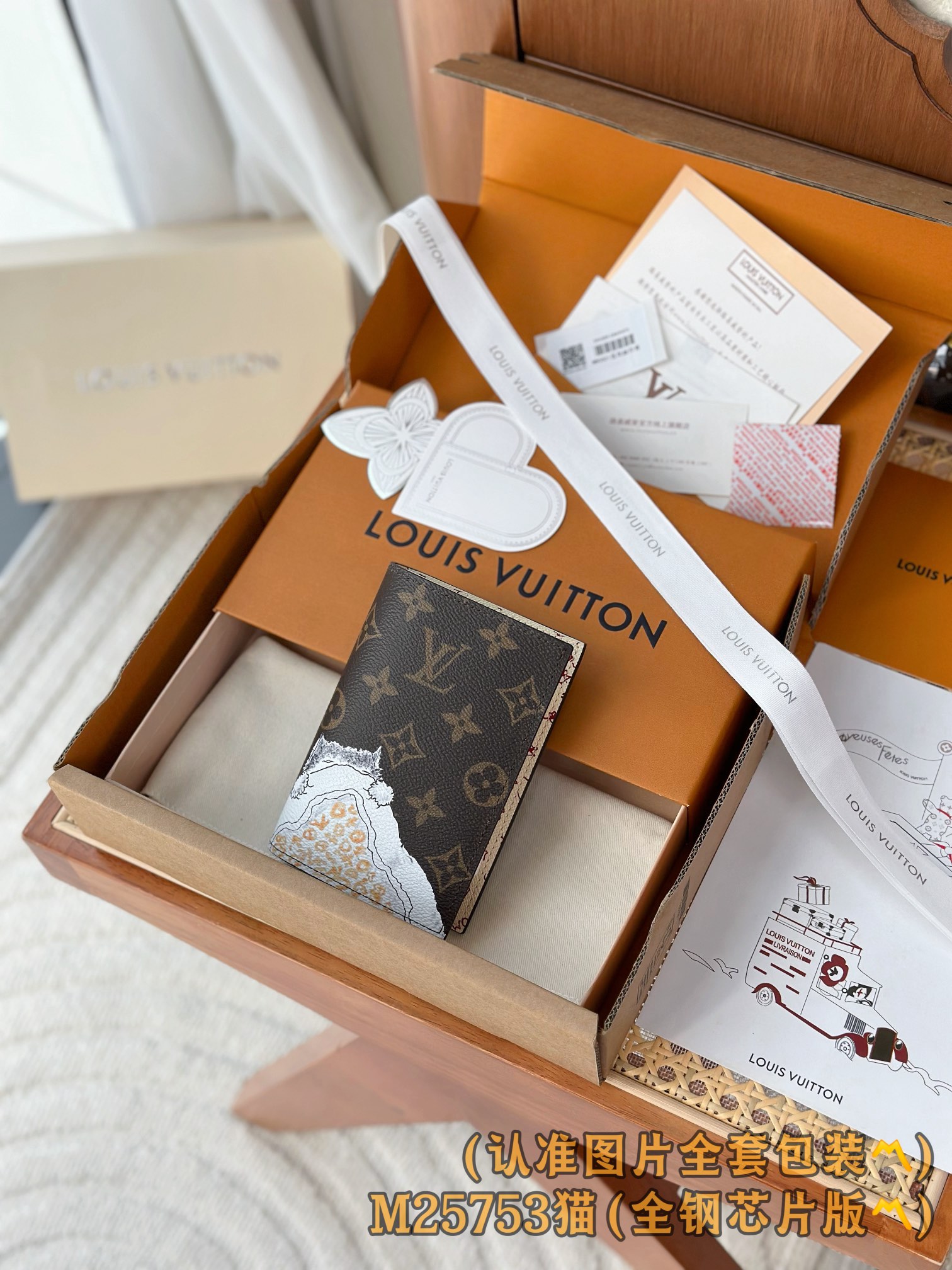 NO:853494,M25753 Passport Case (Grade A All Steel) Personalized Customized Version!  163 Changing Code, this passport cover is made of Monogram canvas, and has hand-drawn illustrations by Grace Coddington, the former special creative director of American Vogue, added to the LV Travels With series, adding a fun choice for pet lovers. The credit card slot, patch pocket and flap pocket are designed with functional considerations in mind, making it easy to manage for a weekend break or a long vacation. 14 x 2.5 x 10 cm (height x width x length), LV wallet, louis  vuitton,wallets19860909M25753 护照套 (A级全钢)个性化定制版！163变码、本款护照套取材 Monogram 帆布,携美国版《Vogue》前特约创意总监 Grace Coddington 的手绘插画加入 LV Travels With 系列,为爱宠人士再添妙趣佳选.信用卡夹层、贴袋和翻盖口袋设计彰显功能考量,周末小憩或悠长假期皆可轻松驾驭. 14 x 2.5 x 10 厘米 (高 x 宽 x 长度),LV钱包,louis vuitton,wallets,欧美剧