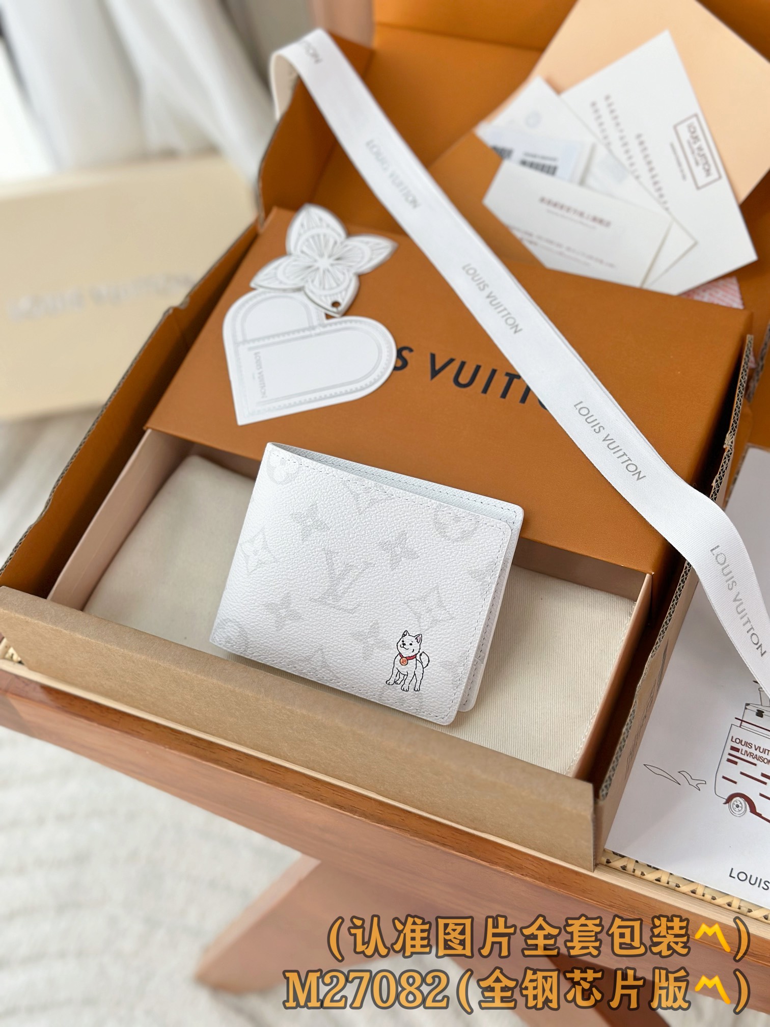 NO:674399,M27082 White Flower (Grade A All Steel) Personalized Customized Version! 163 code change! Multiple wallet, this compact Multiple wallet is made of Monogram Forest coated canvas. The classic Monogram pattern is combined with the fun and charming white dog. The outer and lining of the wallet are decorated with the poetic scenery of the white dog. The design is lightweight and can easily fit into most pockets. It is equipped with five card compartments and two banknote compartments, and has two side compartments for storing receipts. 11.5 x 9 x 1.5 cm (length x height x Width).,LV wallet,louis vuitton,wallets19860909M27082 白花 (A级全钢)个性化定制版！163变码！Multiple 銀包、這款小巧Multiple銀包採用Monogram Forest塗層帆布製造,經典Monogram圖案融合趣緻迷人的小白狗.銀包外層及襯裡均飾以小白狗詩意的風景.設計輕巧,可輕鬆放入大部分口袋之中,配備五個卡片夾層和兩個紙幣隔層,並設有兩個用以存放收據的側面夾層. 11.5 x 9 x 1.5 厘米 (長度 x 高度 x 闊度).,LV钱包,louis vuitton,wallets,欧美剧