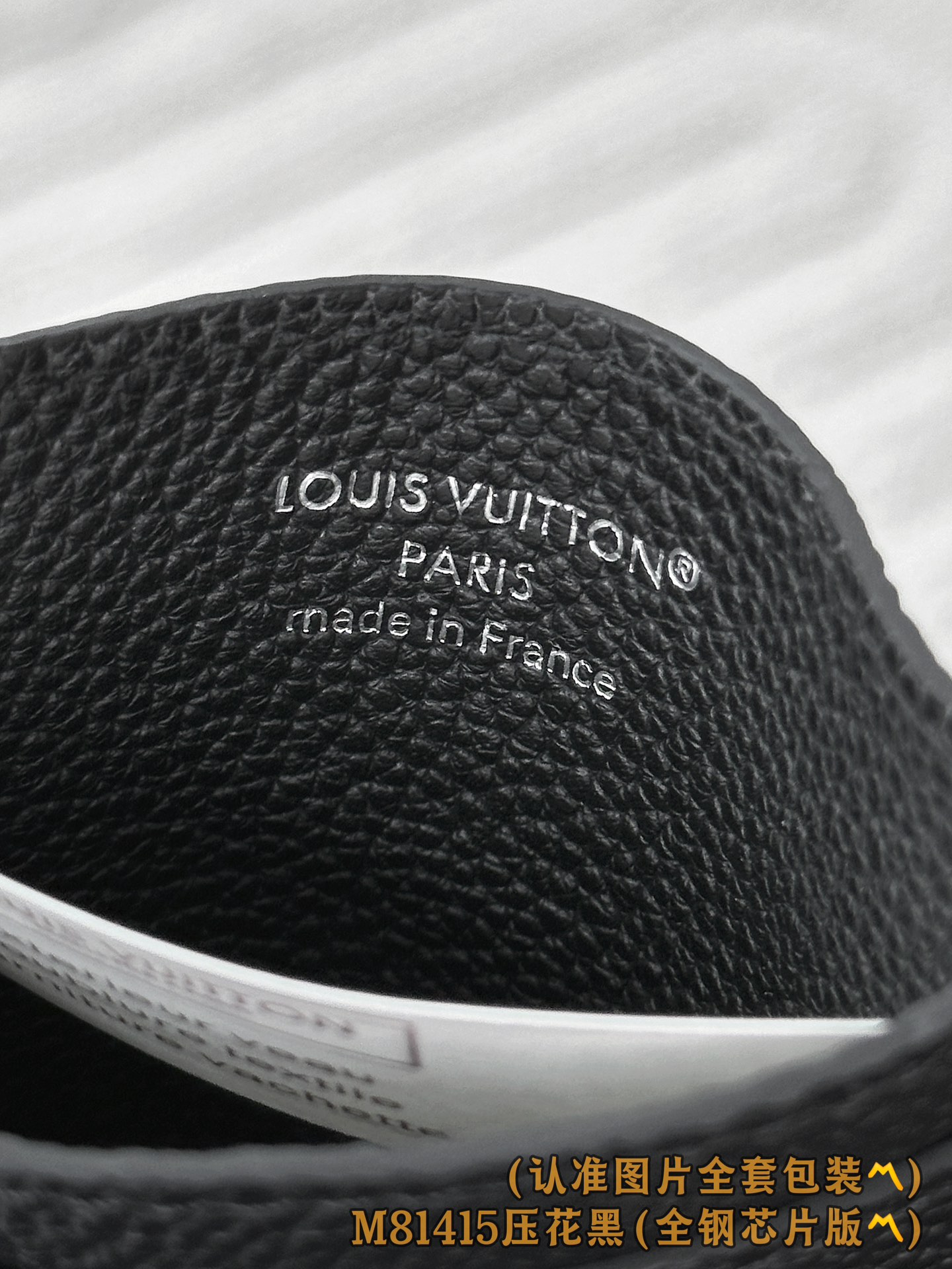 M81415 压花黑 (〽️A级全钢〽️) 个性化定制版！Double 名片夾、這款優雅的名片夾綴以雙色