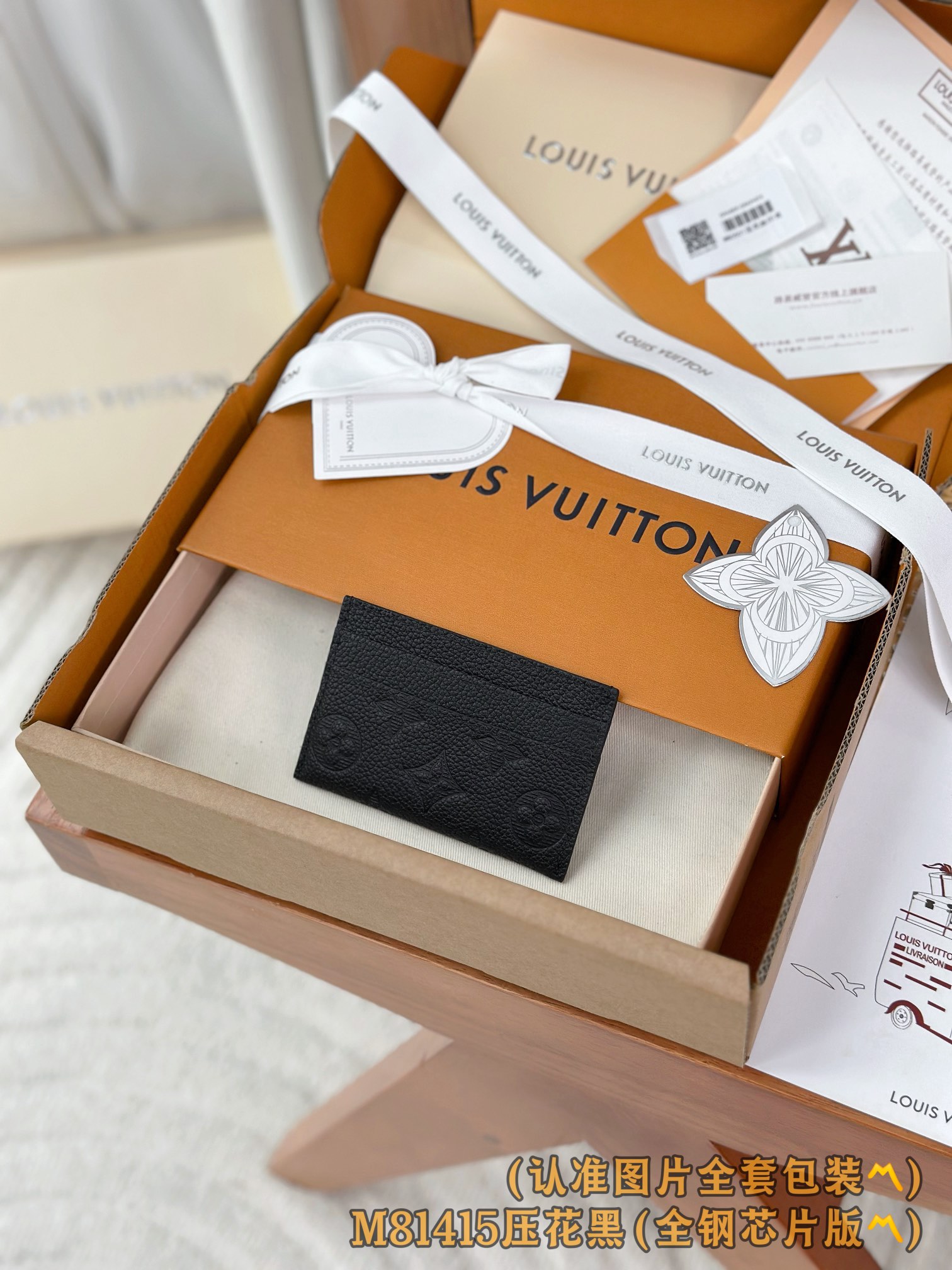 M81415 压花黑 (〽️A级全钢〽️) 个性化定制版！Double 名片夾、這款優雅的名片夾綴以雙色