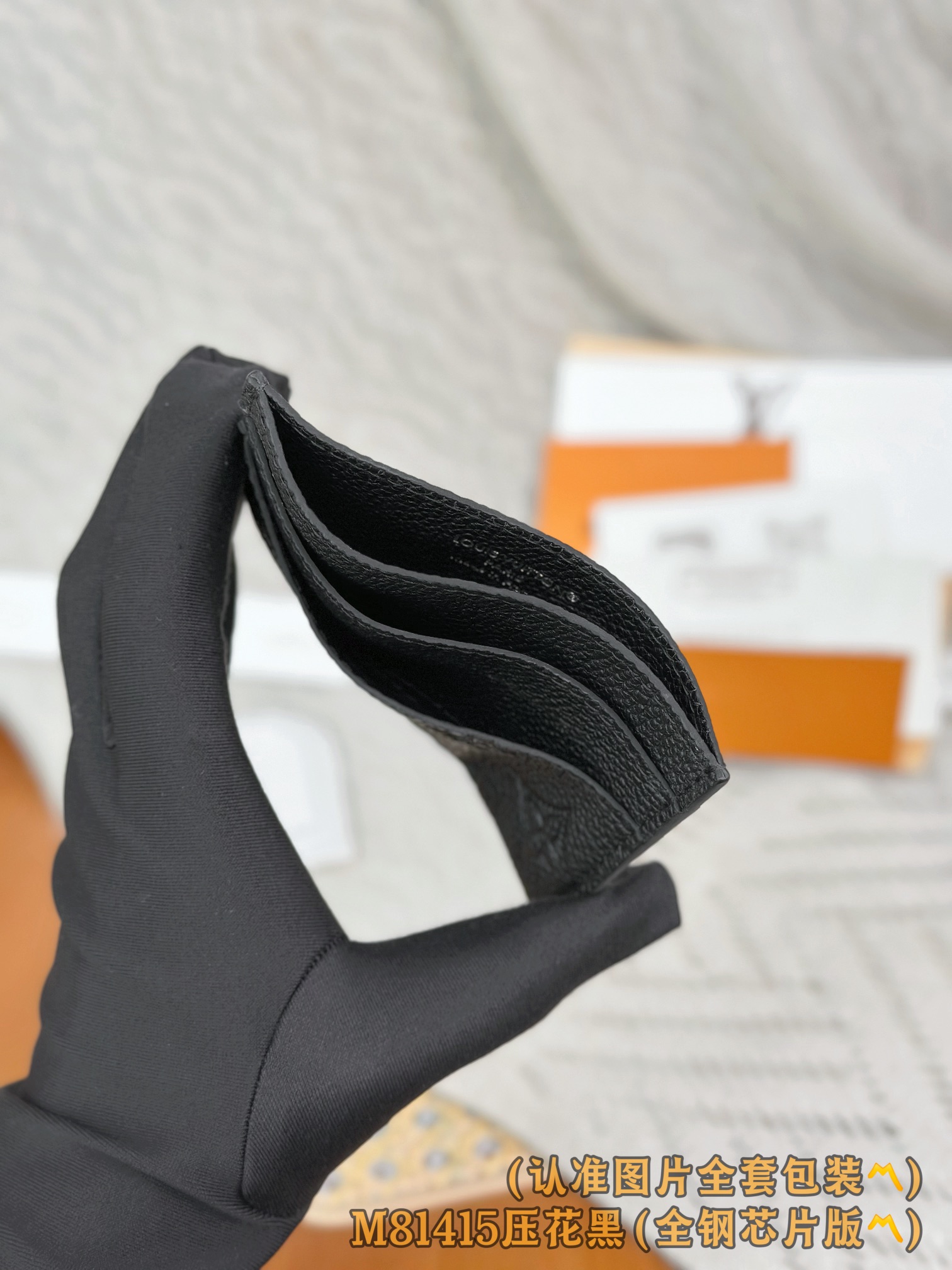 M81415 压花黑 (〽️A级全钢〽️) 个性化定制版！Double 名片夾、這款優雅的名片夾綴以雙色