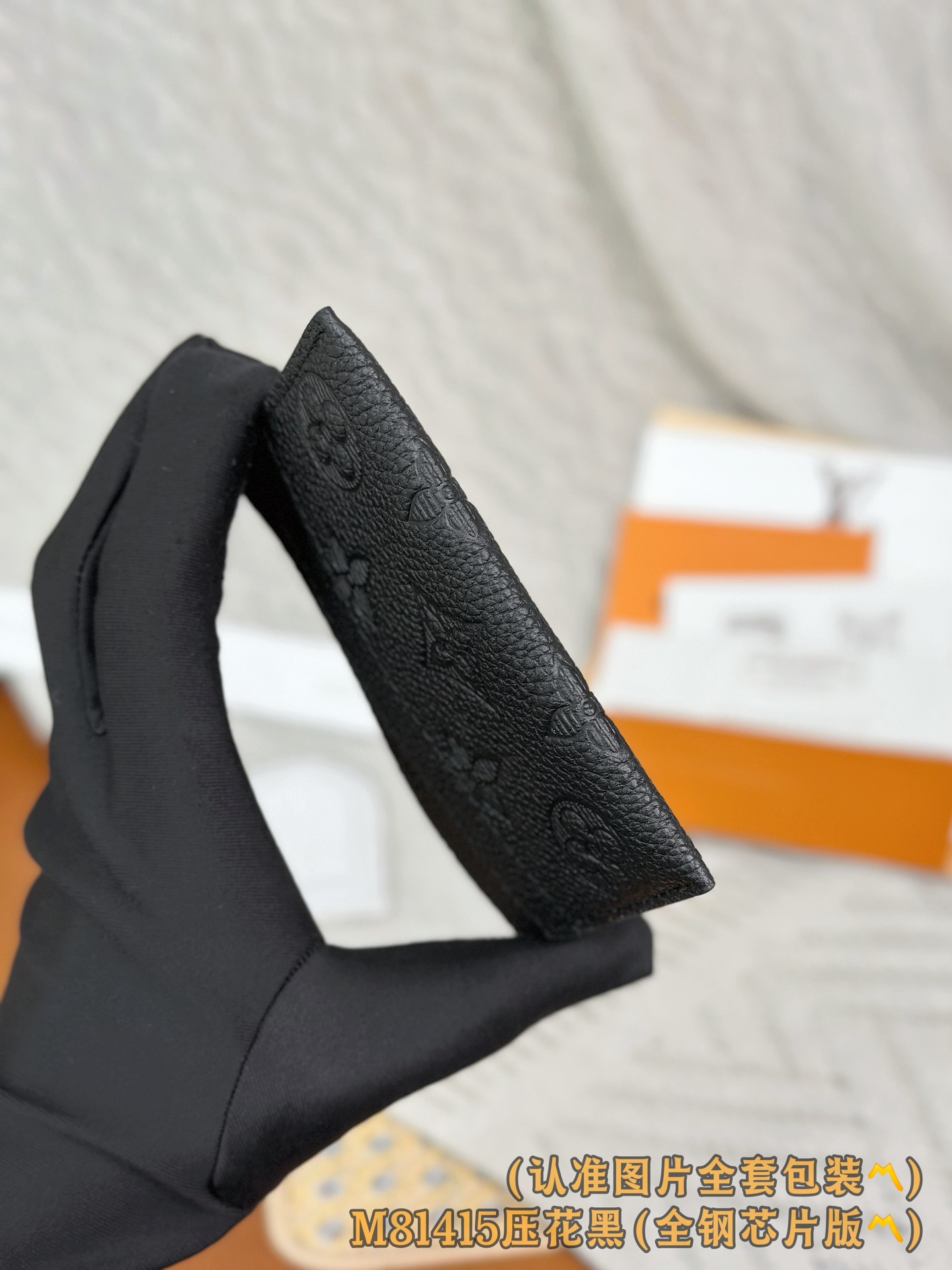 M81415 压花黑 (〽️A级全钢〽️) 个性化定制版！Double 名片夾、這款優雅的名片夾綴以雙色