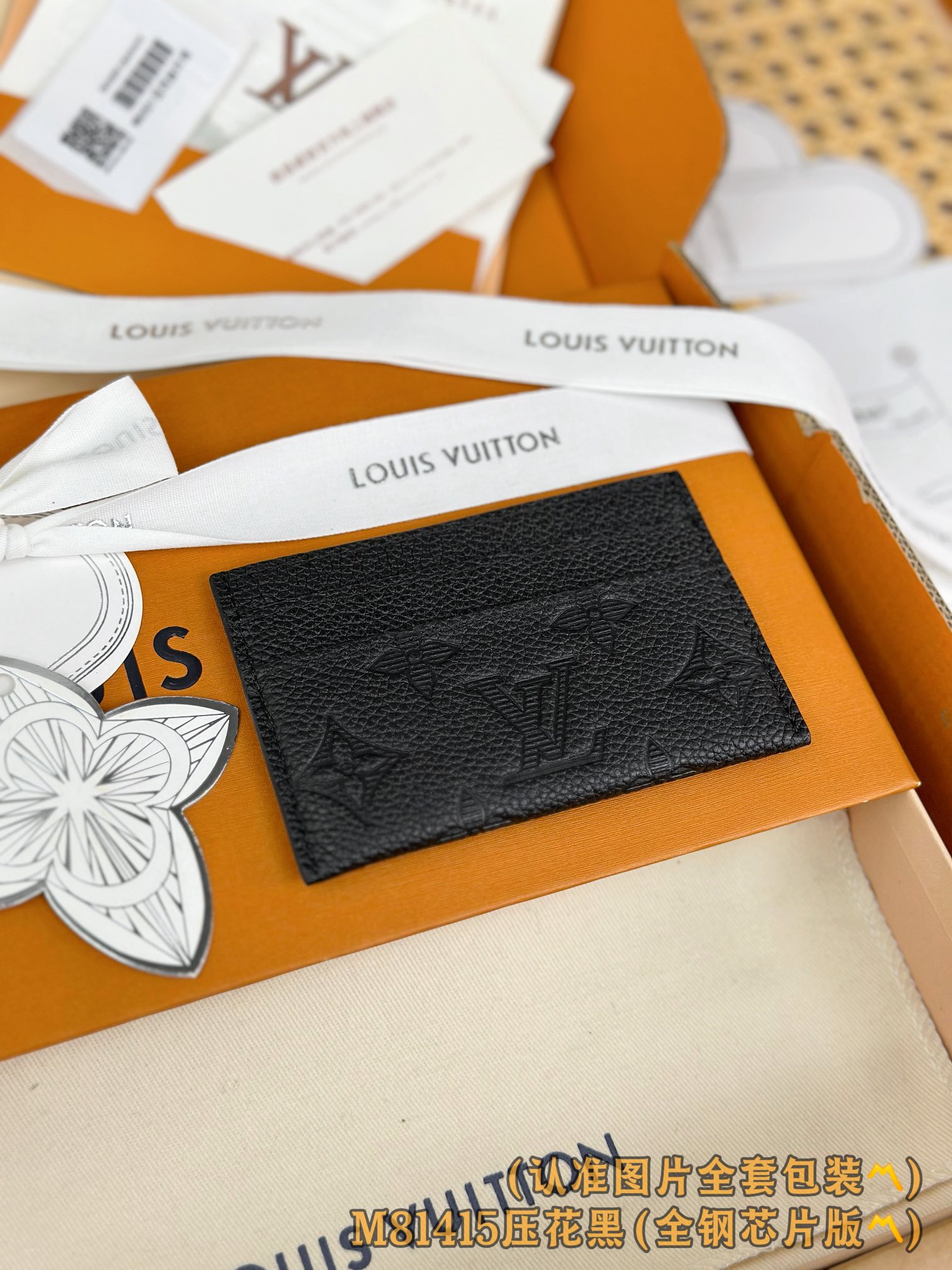 M81415 压花黑 (〽️A级全钢〽️) 个性化定制版！Double 名片夾、這款優雅的名片夾綴以雙色