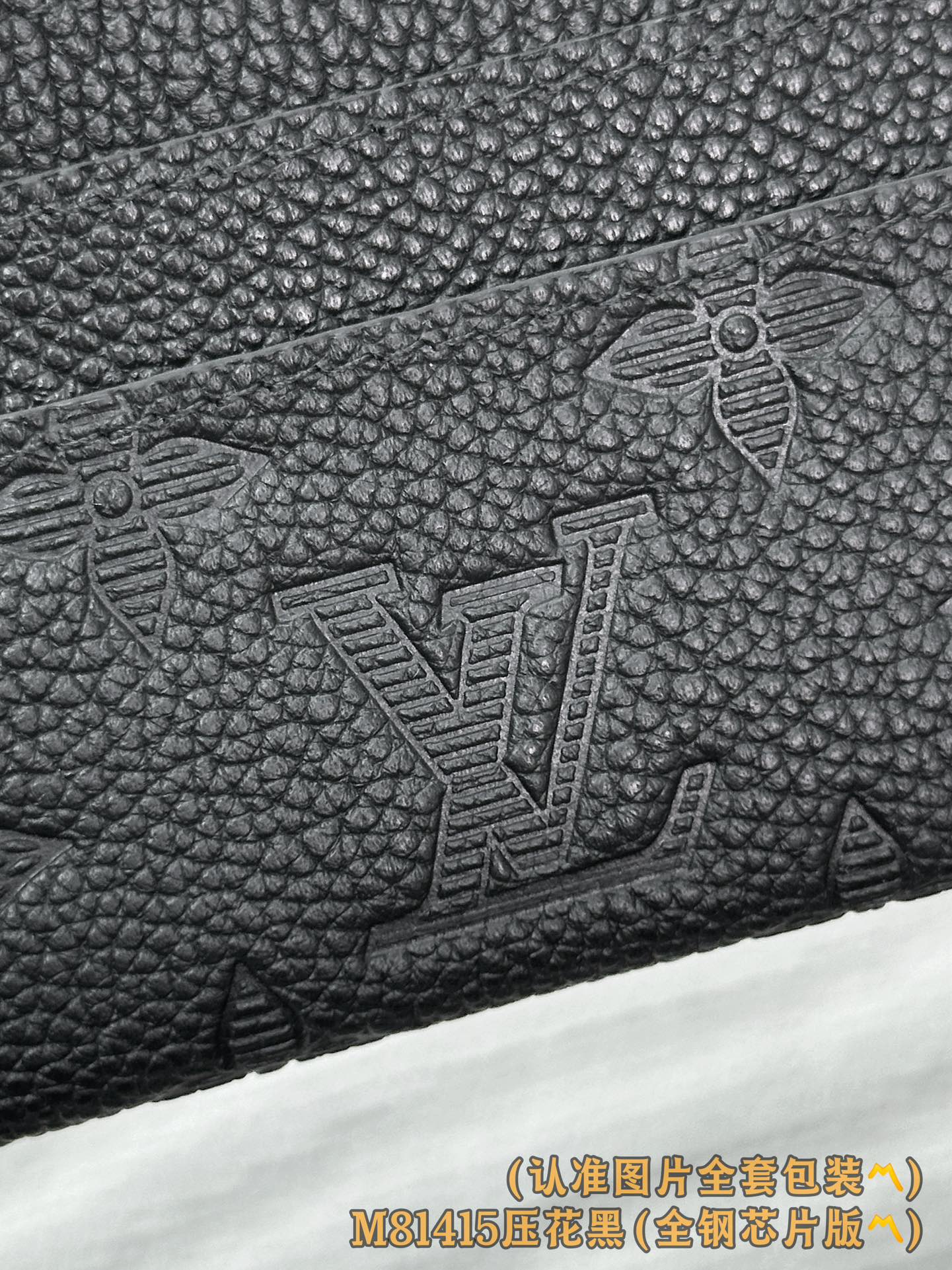 M81415 压花黑 (〽️A级全钢〽️) 个性化定制版！Double 名片夾、這款優雅的名片夾綴以雙色