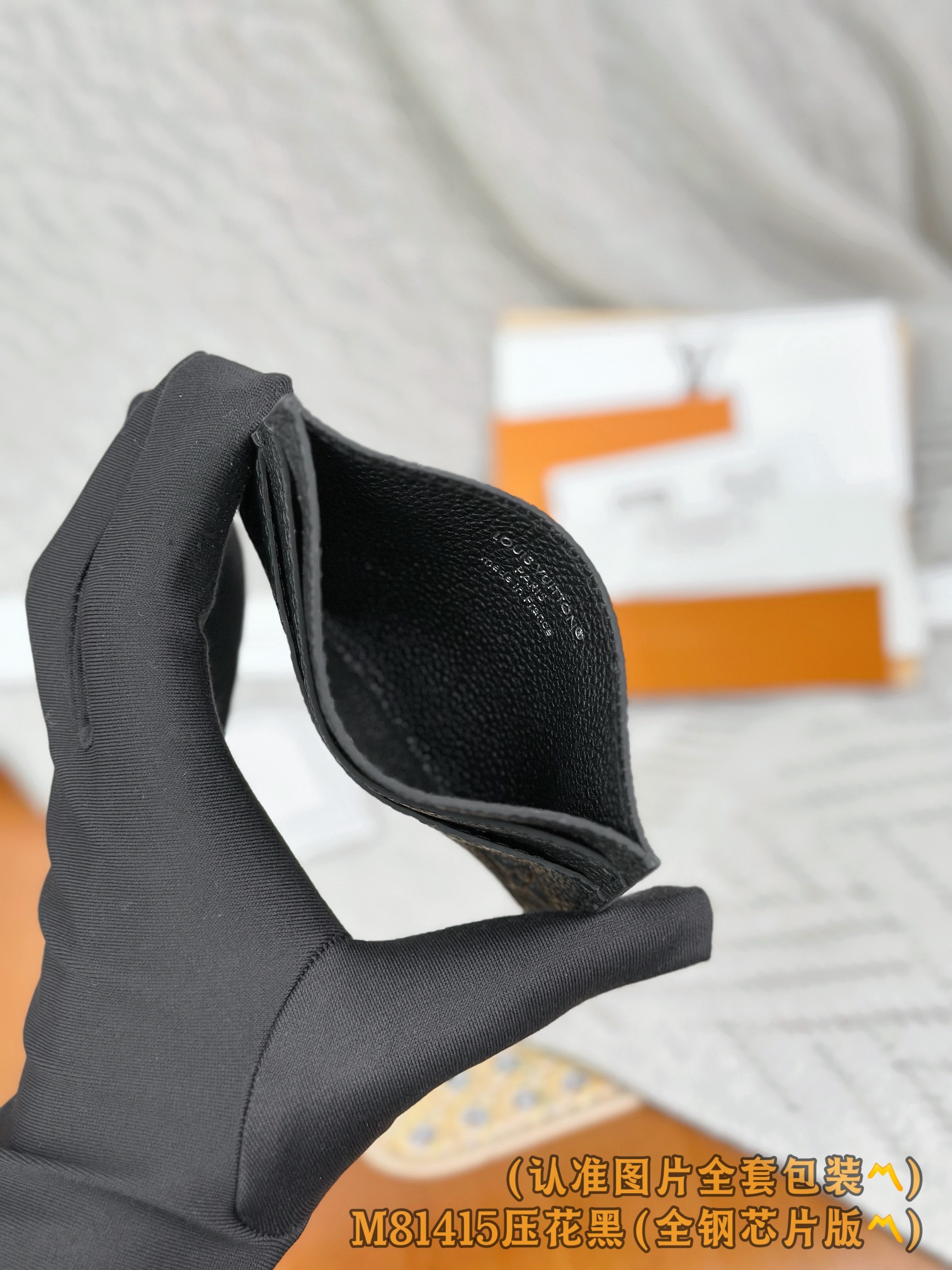 M81415 压花黑 (〽️A级全钢〽️) 个性化定制版！Double 名片夾、這款優雅的名片夾綴以雙色