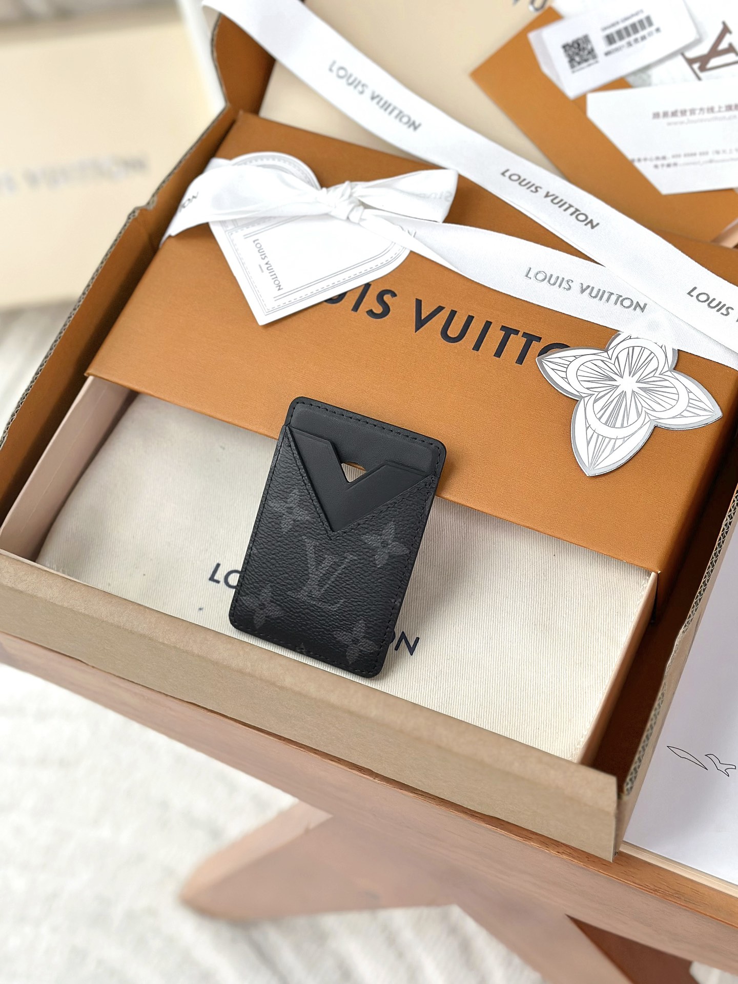 NO:718190,M12602 Black Flower (Grade A All Steel) Personalized Customized Version! 163 code change, Porte-Cartes Magnet! This Porte Cartes Magnet creates a sharp contrast with a chic black leather tone and cowhide lining, reinterpreting the brand's classic shape. The style is made of the iconic Monogram canvas and has two internal compartments to store credit cards or transportation cards. The practical design has a built-in magnetic clasp that can be attached to any smartphone equipped with MagSafe technology. 6.5 x 9.5 x 0.5 cm (length x height x width)., LV wallet, louis vuitton,cartier,wallets,cowhide19860909M12602 黑花 (A级全钢) 个性化定制版！163变码、Porte-Cartes Magnet！這款Porte Cartes Magnet以別緻的黑皮調與牛皮襯裡營造鮮明對比,重新詮釋品牌經典造型.款式採用標誌性Monogram帆布製造,內設兩個夾層,可存放信用卡或交通卡.實用設計配有內置磁扣,可吸附於任何配備MagSafe技術的智能手機. 6.5 x 9.5 x 0.5 厘米 (長度 x 高度 x 闊度).,LV钱包,louis vuitton,cartier,wallets,cowhide,欧美剧