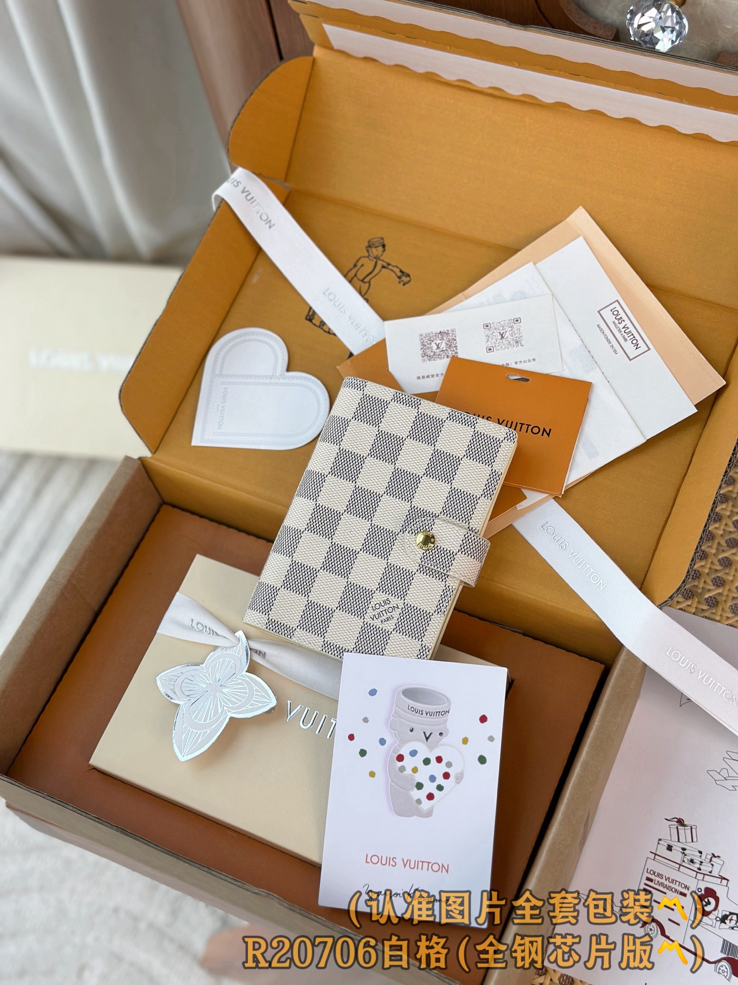 NO:881012,R20706 white grid (all steel personalized custom version 163 variable code) small loose-leaf notepad cover. This small notepad cover is made of Monogram canvas. It can hold three credit cards, and can also be used as an address book or notebook. Monogram canvas surface, striped leather lining, button closure, six loose-leaf rings, three credit card compartments. 14.5 x 2 x 10 cm (height x width x length)., LV wallet, louis  vuitton,wallets19860909R20706 白格（全钢个性化定制版163变码）小号活页记事本封面、这款小型记事本封套以 Monogram帆布制造,可放三张信用卡,亦可作通讯册、笔记册 Monogram 帆布表面,横纹皮革衬里、按钮开合、六个活页环,三个信用卡夹层. 14.5 x 2 x 10 厘米 (高 x 宽 x 长度).,LV钱包,louis vuitton,wallets,欧美剧