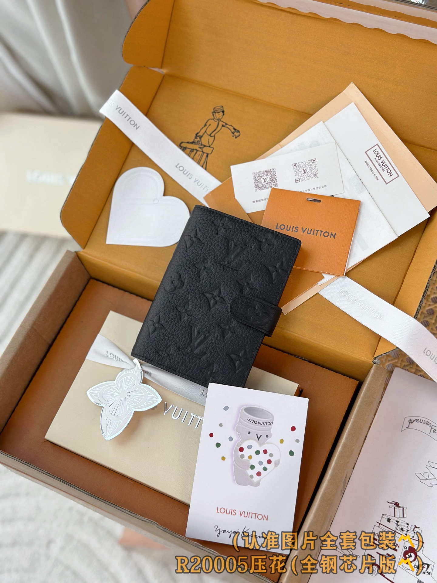 NO:881017,R5 pressed grid (all-steel personalized version 163 variable code) small loose-leaf notepad cover. This small notepad cover is made of Monogram canvas. It can hold three credit cards, and can also be used as an address book or notebook. Monogram canvas surface, cross-grain leather lining, button closure, six loose-leaf rings, three credit card compartments. 14.5 x 2 x 10 cm (height x width x length)., LV wallet, louis  vuitton,wallets19860909R5 压格（全钢个性化定制版163变码）小号活页记事本封面、这款小型记事本封套以 Monogram帆布制造,可放三张信用卡,亦可作通讯册、笔记册 Monogram 帆布表面,横纹皮革衬里、按钮开合、六个活页环,三个信用卡夹层. 14.5 x 2 x 10 厘米 (高 x 宽 x 长度).,LV钱包,louis vuitton,wallets,欧美剧