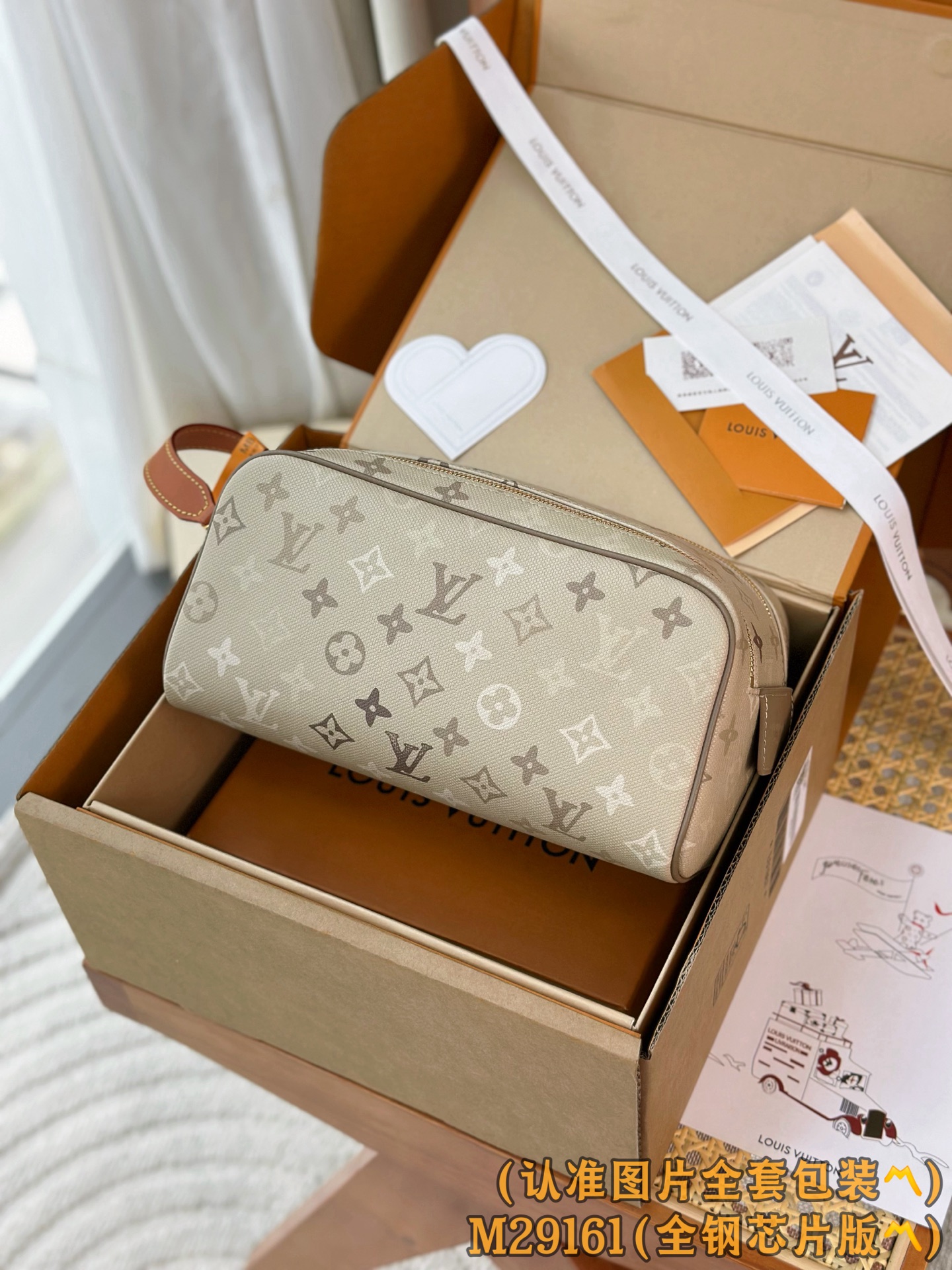 NO:920187,M29161 (all-steel personalized customized version 163 code) Early autumn men's series, Do Kit! This Do Kit is made of Monogram Surlus canvas, with cowhide trim and gold hardware. The fabric uses a special embossing process to combine the ever-changing Monogram pattern with a trompe l'oeil weaving effect to show a refined style. The wide opening of the double zipper design is functional and easy to access personal toiletries. 28 x 15 x 16.5 cm (length x height x width)., LV wallet, louis vuitton, wallets, cowhide19860909M29161（全钢个性化定制版163变码） 初秋男裝系列、Do Kit！這款Do Kit採用Monogram Surlus帆布製造,配以牛皮飾邊及金色金屬配件.面料運用專門的壓印工藝,以千變萬化的Monogram圖案融合錯視風的編織效果,展現精緻格調.雙拉鏈設計的寬闊開口功能實用,輕鬆存取個人梳洗用品. 28 x 15 x 16.5 厘米 (長度 x 高度 x 闊度).,LV钱包,louis vuitton,wallets,cowhide,欧美剧