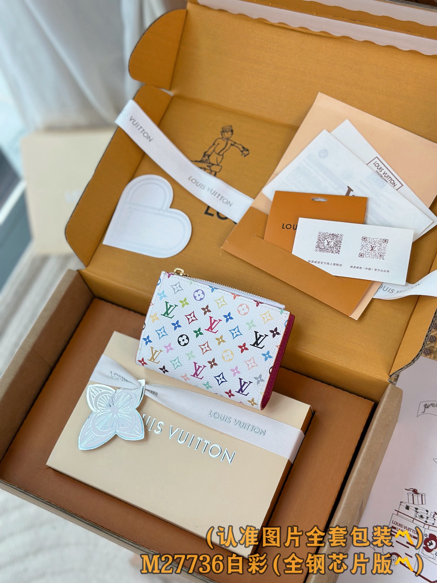 NO:920198,M27736 White LV (length x height x width),LV wallet,louis vuitton,wallets19860909M27736 白彩 LV X TM (全钢个性化定制版163变码！)Lisa 錢包 這款Lisa錢包採用Monogram帆布精心打造,並綴以粉彩色皮革襯裡.錢包的設計細節盡顯心思,備有多個隔層和名片夾層,以及一個配以LV Circle標誌拉鏈頭的風琴式拉鏈零錢袋,時尚之餘亦不失實用. 9 x 11.5 x 1.5 厘米 (長度 x 高度 x 闊度),LV钱包,louis vuitton,wallets,欧美剧