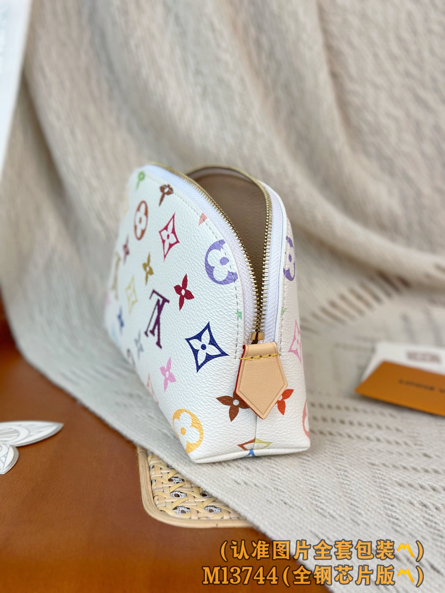 M13744 白彩 (〽️全钢个性化定制版〽️163变码!) LV x TM 小号化妆包!本款小号化妆包出自路易威登 x M13744 白彩 (〽️全钢个性化定制版〽️163变码!) LV x TM 小号化妆包!本款小号化妆包出自路易威登 x