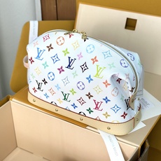M13743 白彩 (〽️全钢个性化定制版〽️163变码!) LV x TM 大号化妆包!本款大号化妆包渲染路易威登 x M13743 白彩 (〽️全钢个性化定制版〽️163变码!) LV x TM 大号化妆包!本款大号化妆包渲染路易威登 x