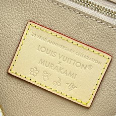 M13743 白彩 (〽️全钢个性化定制版〽️163变码!) LV x TM 大号化妆包!本款大号化妆包渲染路易威登 x M13743 白彩 (〽️全钢个性化定制版〽️163变码!) LV x TM 大号化妆包!本款大号化妆包渲染路易威登 x