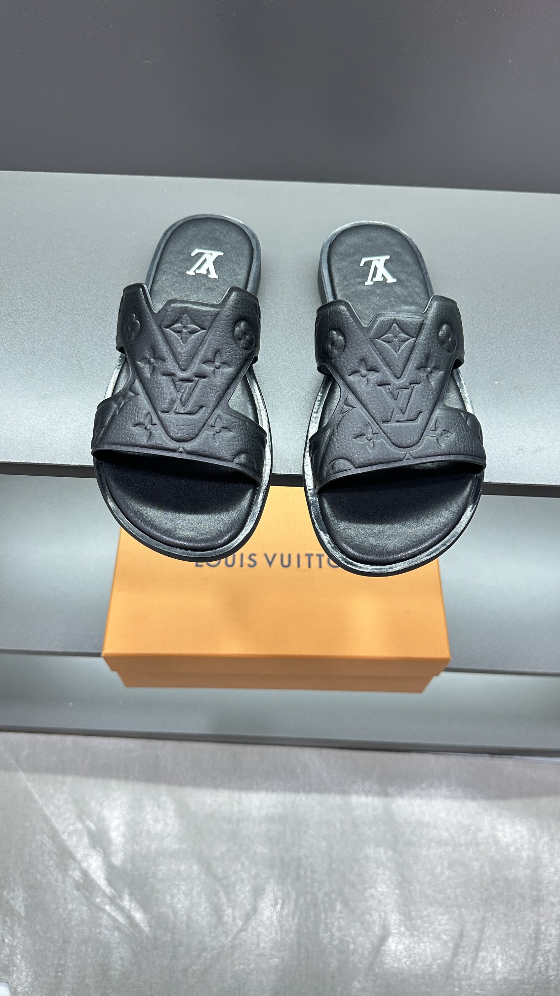 Buy Online
 Louis Vuitton Shoes Slippers Men Cowhide Spring/Summer Collection