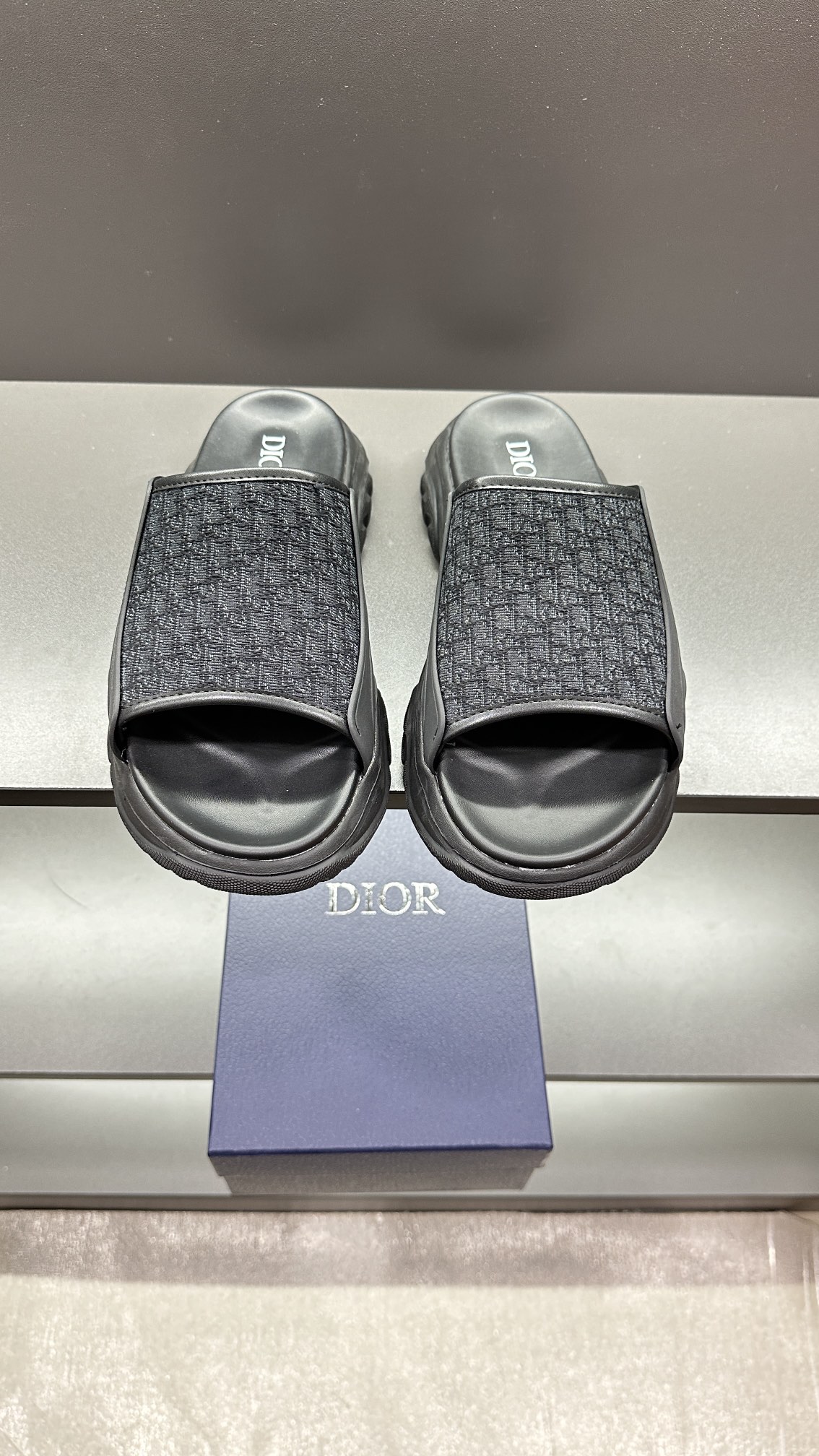 NO:273978,Real price 38-45 Dior latest H-Town series Oblique thick-soled slippers sandals Original purchase and development Made this Dior H-Town sandals pay tribute to the classic sports logo, demonstrating the high-order spirit of Dior. It is carefully crafted from black rubber, paired with beige and black Oblique printed upper, decorated with cowhide leather details to enhance the style. The rubber sole incorporates a variety of elements, and is decorated with Dior logo to make it more refined and futuristic. It can be worn with shorts or jeans. It is delivered with exquisite packaging for the counter. Original custom fabric imported Oblique embroidery, imported soft sheepskin lining, original sole, ultra-light foaming material  bottom thickness 4CM, dior, dior, sandals, slippers, shorts, jeans, cowhide, sheepskin19860909实价码数38-45 Dior迪奥 最新款H-Town 系列 Oblique 厚底 拖鞋 凉鞋 原版购入开发 做货 这款 Dior H-Town 凉鞋致敬运动风格经典标识,彰显 Dior 的高订精神.采用黑色橡胶精心制作,搭配米色和黑色 Oblique 印花鞋面,饰以同色调牛皮革细节提升格调.橡胶鞋底融入多种元素,饰以 Dior 标志更显精致,彰显未来主义风格.可与短裤或牛仔裤搭配穿着 配合送专柜精美包装 面料原版定制进口Oblique刺绣 内里进口柔软羊皮里 鞋底原版开模超轻发泡材质 底厚4CM,,dior,dior,sandals,slippers,shorts,jeans,cowhide,sheepskin,Men's shoes