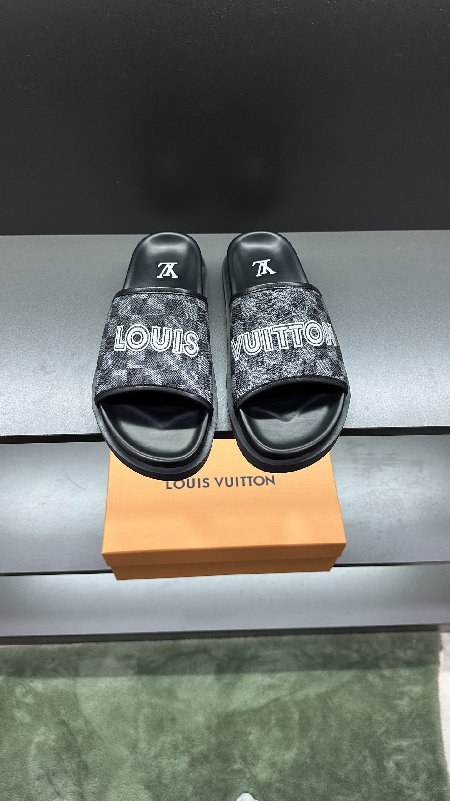 NO:559884,[L Home] Size: 38-45 Top purchasing lv men's summer slippers, classic presbyopia with soft real leather lining, unique color splicing effect, distinctive personality, a must-have style for fashion trends, light and comfortable. Lightweight tough rubber insole, micro ridged foam outsole, super comfortable foot feel!  ,slippers,louis vuitton,louis vuitton,slippers19860909【 L家】Size:38-45 顶级代购 lv男士夏季拖鞋, 经典老花搭配柔软真皮革内里,别致的色彩拼接效果,个性鲜明,时尚潮流穿搭必备款式,轻盈舒适.轻质韧性橡胶内底,微型凸纹发泡外底,超级舒适脚感！,拖鞋,louis vuitton,louis vuitton,slippers,Women's Shoes