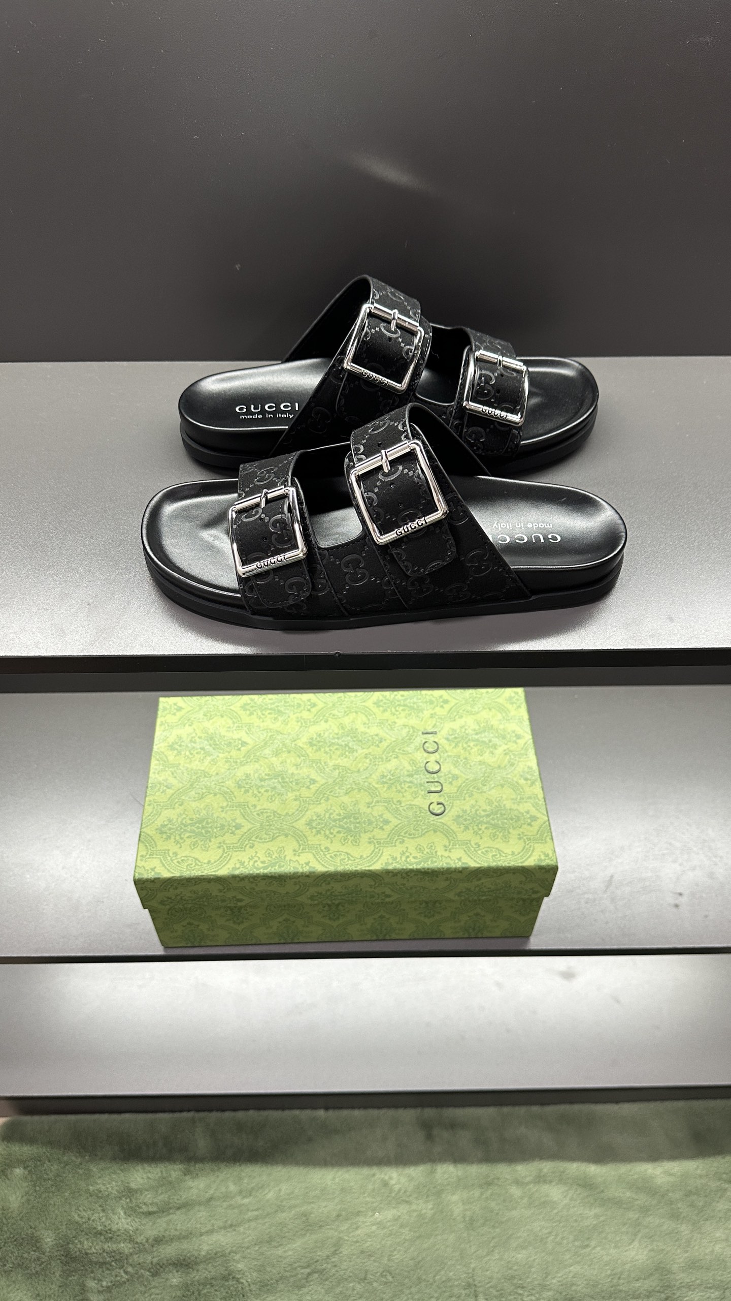 [G Family New 】P:Men's Size 3945, (46. Pide esta zapatilla fabricada en poliéster GG y adornada con 