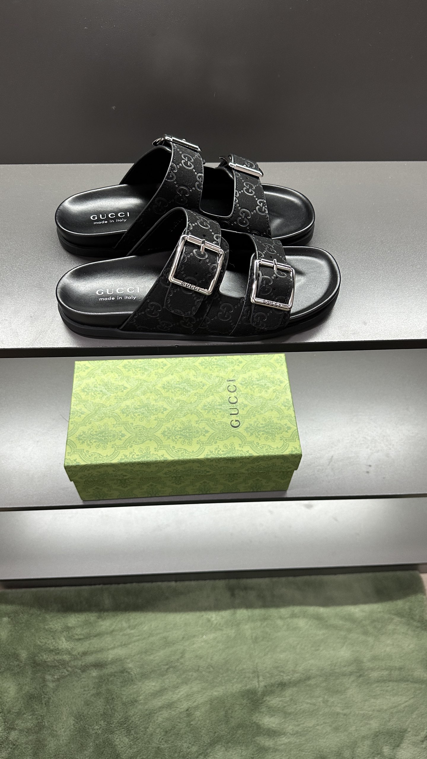 [G Family New 】P:Men's Size 3945, (46. Pide esta zapatilla fabricada en poliéster GG y adornada con 
