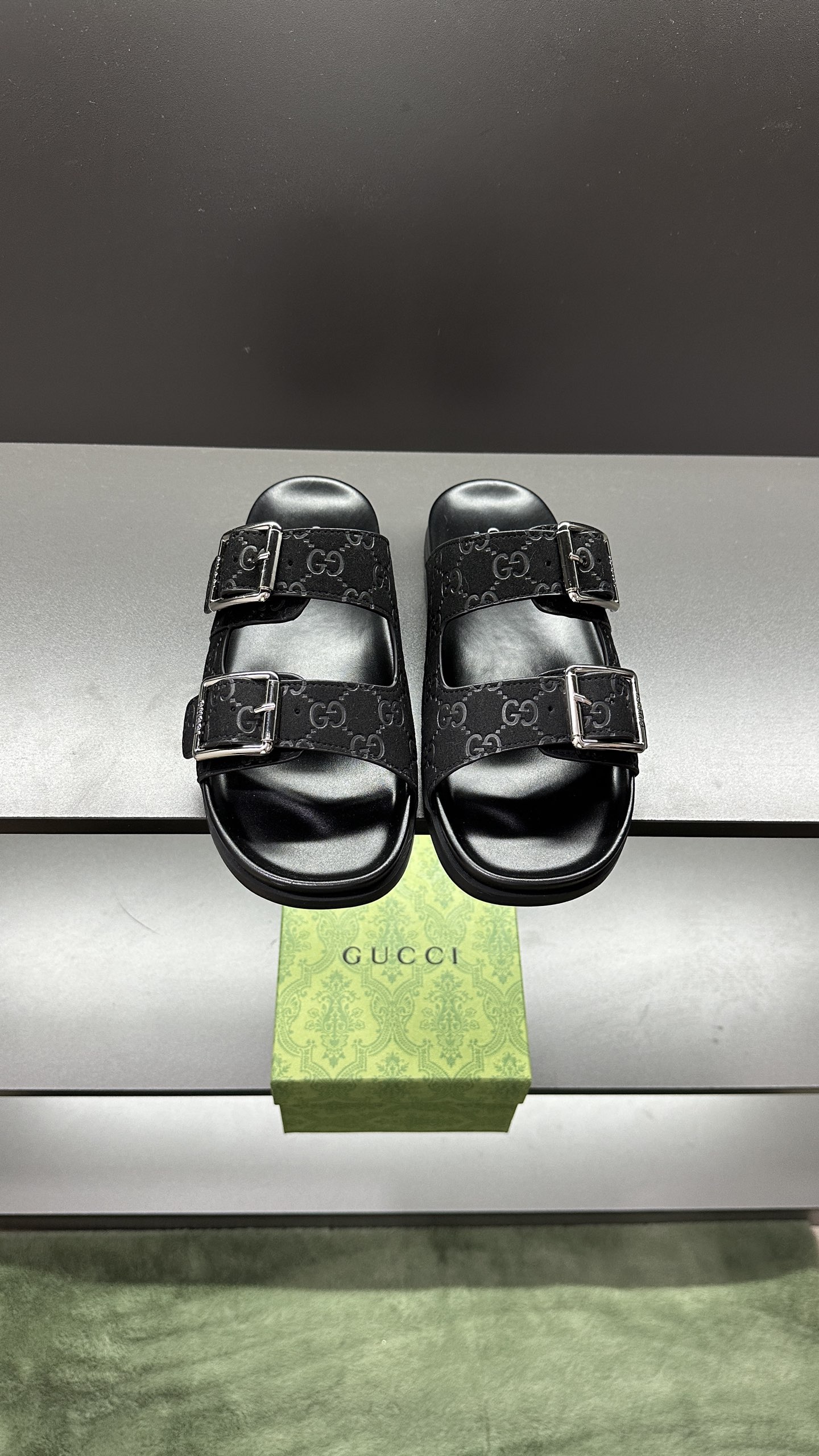 [G Family New 】P:Men's Size 3945, (46. Pide esta zapatilla fabricada en poliéster GG y adornada con