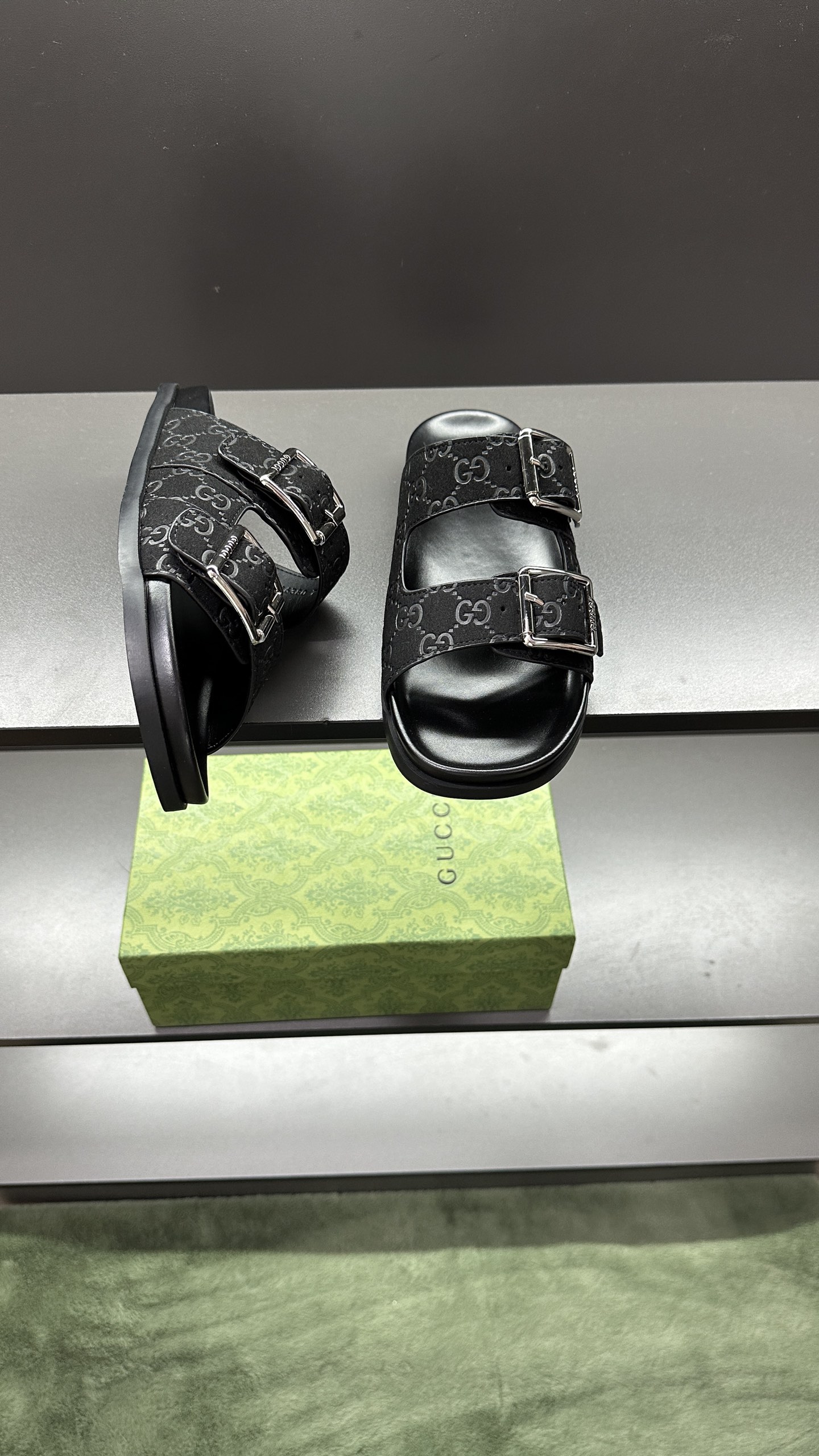 [G Family New 】P:Men's Size 3945, (46. Pide esta zapatilla fabricada en poliéster GG y adornada con 