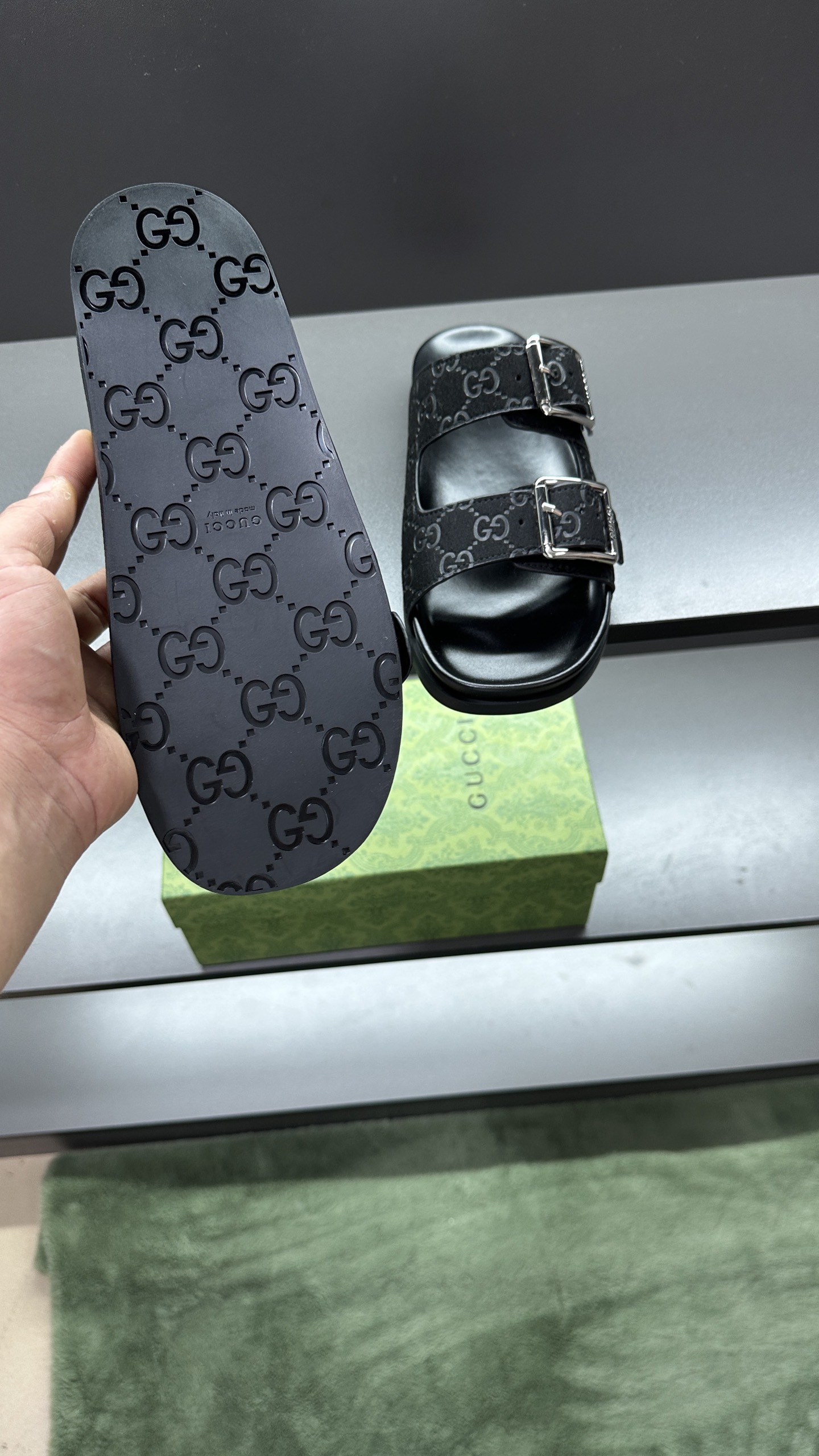 [G Family New 】P:Men's Size 3945, (46. Pide esta zapatilla fabricada en poliéster GG y adornada con 
