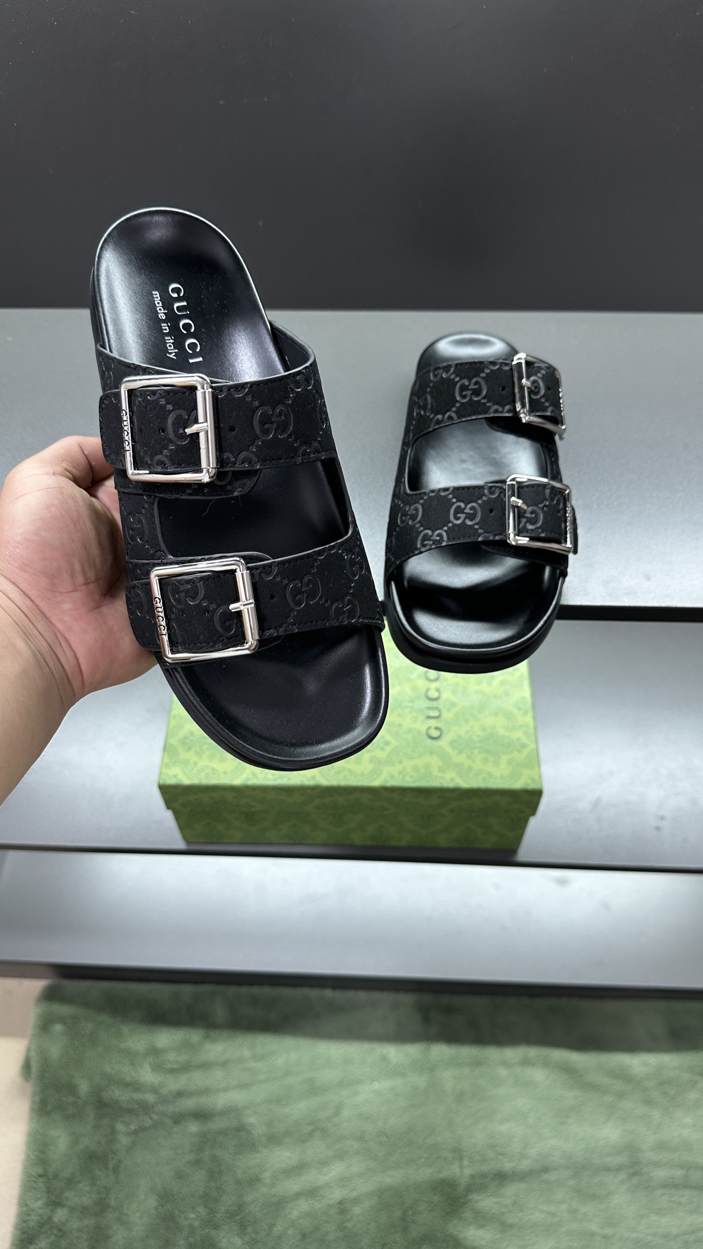 [G Family New 】P:Men's Size 3945, (46. Pide esta zapatilla fabricada en poliéster GG y adornada con 